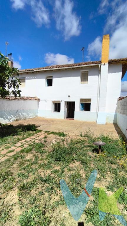 Alquiastur Inmobiliaria pone a la venta esta fantástica casa adosada de 179 m² construidos y 165 m² útiles, perfecta para quienes buscan amplitud, tranquilidad y un gran espacio exterior.La vivienda dispone de 6 dormitorios, salón, una acogedora sala de estar con chimenea, cocina equipada, baño, garaje y trastero. Se entrega amueblada y con electrodomésticos.Uno de sus mayores atractivos es su amplio patio privado, ideal para disfrutar en familia o con amigos, con árboles frutales, zona de barbacoa.Además, la casa cuenta con dos accesos independientes, uno por la entrada principal y otro por la calle trasera.Como valor añadido, el tejado ha sido completamente reformado hace unos meses.Ubicada en Bercianos del Real Camino, un entorno tranquilo, una vivienda ideal tanto como residencia habitual, segunda vivienda o incluso como inversión para alojamiento turístico.Si buscas una casa con espacio, un gran patio, garaje, chimenea y múltiples posibilidades, esta puede ser la oportunidad que estabas esperando.La vivienda no está registrada. No es apta para financiación mediante hipoteca bancaria.? Contacta con nosotros para más información o para concertar una visita. ¡Ven a descubrir tu próximo hogar! Gastos e impuestos no incluidos en el precio. A título orientativo, en segundas transmisiones, el comprador abonará el Impuesto sobre Transmisiones Patrimoniales (ITP). Para consultar los porcentajes del ITP puede hacerlo a través de la web oficial de servicios tributarios. La base imponible será el mayor valor entre precio de compraventa, tasación o valor de referencia catastral. Gastos de notaría y registro aranceles variables según precio, número de copias y complejidad.El comprador escoge libremente notario. El vendedor asume, por ley, los gastos que le correspondan, salvo pacto en contrario. Si se precisa hipoteca: Tasación, condiciones y costes bancarios según entidad elegida por el comprador; así como los gastos de gestoría y cualesquiera otros inherentes a la formalización de la compraventa. De acuerdo con la ley, no se incluyen en el precio otros gastos o tributos que legalmente correspondan al comprador. Honorarios de intermediación inmobiliaria a cargo del vendedor y honorarios de mediación inmobiliaria a cargo del comprador no incluidos.El consumidor tiene derecho, conforme a la normativa vigente, a disponer de información y documentación adicional relativa al inmueble y condiciones de la compraventa. La agencia actúa exclusivamente como intermediaria en la operación. Cualquier compraventa y sus condiciones quedan sujetas en todo caso a la aceptación expresa del vendedor del inmueble y a la posterior formalización del correspondiente contrato. El presente anuncio tiene carácter meramente informativo; la información suministrada se corresponde con la disponible a la fecha de publicación, pudiendo variar en función de las circunstancias o actualizaciones legales, contractuales y fiscales.