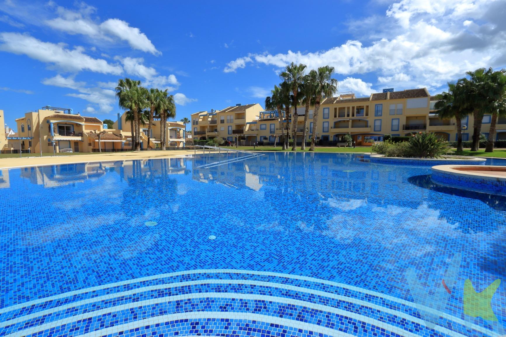 🏡 Bajo en venta en El Verger - Alicante. ✨ Lo que lo hace único:. 1. Bajo de esquina con amplio jardín,  proporcionando un espacio exterior excepcional para relajarse, reunirse o dejar que los niños jueguen con total seguridad. 2. Gran Urbanización con piscina de adultos, piscina infantil, extensa zona verde, parque infantil y pista de pádel. 3.Trastero y garaje incluido en el precio. 4. Ubicación: junto al Polideportivo Tonus. 5. Población tranquila y a tan sólo 5 min. de Denia. 🔑 Distribución:. 3 habitaciones dobles. 2 baños completos. Cocina independiente. Salón con acceso directo al jardín. . 📞 ¡No dejes pasar esta oportunidad y agenda tu visita!. No te pierdas nada y síguenos en https://www.instagram.com/assyssinmobiliarias_chamberi/?hl=es. El comprador tendrá un coste adicional correspondiente al servicio de gestión, asesoramiento y acompañamiento en todo el proceso de compra. Dicho importe, el mobiliario, la decoración y los impuestos no están incluidos en el precio publicado. . . . 