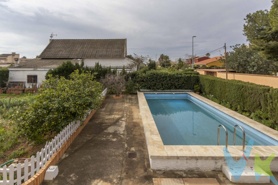 ¿Buscas una vivienda amplia, luminosa y con múltiples posibilidades? Este chalet independiente en la Urbanización Bonanza, en Náquera, es una opción perfecta para familias grandes, para quienes desean vivir con independencia en un mismo hogar o incluso como inversión. Con una parcela de 629 m² y una superficie construida de 230 m², ofrece todo lo necesario para disfrutar de la comodidad y la tranquilidad de un entorno residencial.Dos viviendas en una: ¿necesitas espacio extra?Este chalet se distribuye en dos plantas, cada una con una vivienda totalmente independiente. ¿Te imaginas viviendo en una casa donde cada generación de la familia tenga su propio espacio sin perder la cercanía?Cada vivienda dispone de: ✅ 3 habitaciones dobles, amplias y luminosas. ✅ 1 baño completo, con distribución funcional. ✅ Gran salón-comedor con chimenea, ideal para los días fríos. ✅ Cocina independiente, cómoda y bien equipada. ✅ Ventanas con rejas, para mayor seguridad.Las dos viviendas están en buen estado y listas para entrar a vivir. ¿Te gustaría visitarlas y comprobar por ti mismo su potencial?Exteriores pensados para disfrutar: ¿qué harías con tanto espacio?El exterior de esta propiedad está diseñado para el disfrute y la comodidad, con varias zonas que se adaptan a diferentes necesidades: 🏊 Piscina privada, perfecta para refrescarse en los meses de calor. 🌿 Zona de cultivo, ideal si te gusta la jardinería o quieres tener tu propio huerto. 🔥 Paellero, un imprescindible para disfrutar de reuniones con familiares y amigos. 🚗 Zona de aparcamiento techada, para resguardar los vehículos del sol y la lluvia. 🔧 Garaje cerrado y trastero, un extra de espacio para almacenamiento.¿Te gustaría tener un hogar donde puedas disfrutar del aire libre sin salir de casa? ¿Quieres vivir en una zona tranquila pero bien comunicada?Este chalet se encuentra en la Urbanización Bonanza, en Náquera, una de las localidades más demandadas por su entorno natural, su clima agradable y su proximidad a Valencia A la vez, está cerca de todos los servicios esenciales y a un paso de Valencia. Es el equilibrio perfecto entre naturaleza y accesibilidad.Si buscas una casa con amplitud, independencia y todas las comodidades, este chalet es para ti. ¿Cuándo te gustaría visitarlo? Contáctanos y ven a descubrir todo lo que esta vivienda puede ofrecerte. 📞 ¡Te esperamos!