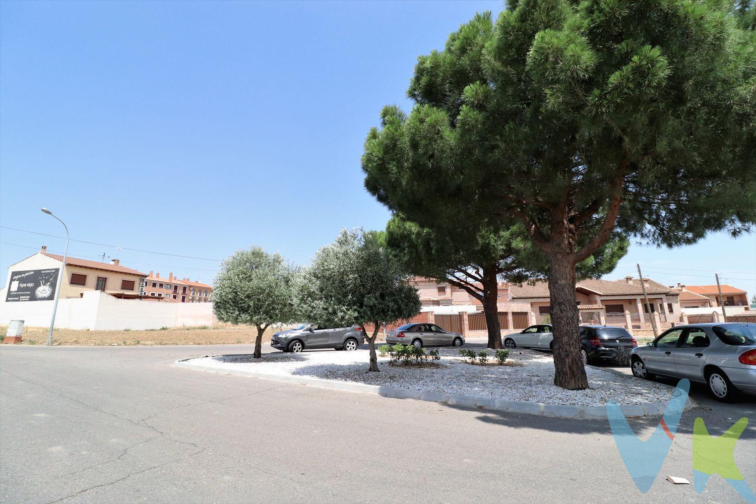 ¿BUSCAS UN TERRENO PARA EMPEZAR UNA NUEVA ILUSIÓN?
Te ofrecemos parcela en Fuensalida (Toledo). Superficie 450 m2. Situadas en zona céntrica del pueblo donde son aptas para edificación de ordenanza 2, zona unifamiliar con una edificabilidad de 2 plantas más sótano, ocupación máxima del 75 % y un retranqueo de fachada y fondo de 3 m.
Todos los servicios a pie de calle como agua, electricidad, basura etc. Además te ofrecemos la oportunidad de poder comprar otras dos parcelas contiguas a esta, que se podrían vender en conjunto o por separado:


7038018UK9363N0001RJ Nº 5 Superficie 450 m2 por 129.999€. 
 


7038017UK9363N0001KJ Nº7 Superficie 239 m2 precio 69.999€
 


7038016UK9363N0001OJ  Nº9 Superficie 197 m2 precio 58.999€


 
Tenemos financiera. Financiación hasta el 100% para construir ¡Infórmate!
Honorarios de intermediación inmobiliaria no incluidos en el precio.
“Información válida, salvo error tipográfico”.