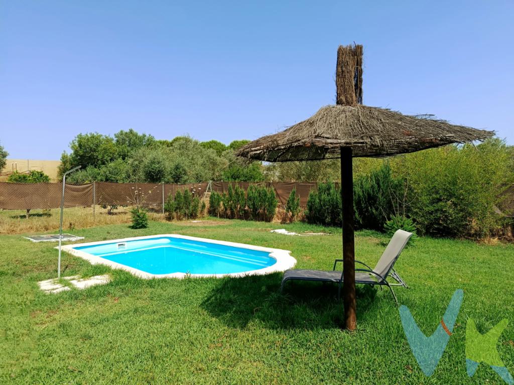 Tu refugio en Hinojos: casa de campo para desconectar del mundo.

Ideal como casa de Recreo, inversión para Alojamiento Turístico Rural o para vivir.
Esta joya cuenta con:
2 habitaciones acogedoras
2 baños
Potencial extra: Trastero convertible en pequeño apartamento.
Amplio salón comedor con cocina americana abierta
Piscina privada rodeada de césped verde natural

Tendrás una escritura de obra nueva de la casa a tu nombre + terreno en régimen de proindiviso.
La vivienda se puede escriturar como obra nueva al momento de la firma, ofreciendo garantías hipotecarias claras. El terreno, en cambio, está en régimen de proindiviso, un modelo legal que te explicamos brevemente:

Cada copropietario posee una cuota abstracta del terreno, no una parte física 
Puedes usar, disfrutar y vender tu parte en cualquier momento 
No necesitas hipoteca, ya que las cuotas individuales se pueden gestionar con capital propio y escrituras registradas.

¿Por qué invertir aquí?
Ideal para quien busca:
Inversión segura y sin necesidad de hipoteca
Flexibilidad legal: convertir el trastero/apartamento cuando quieras
Compartir gastos de terreno en comunidad sin perder independencia
Asegurar patrimonio sin complicaciones: tu cuota es tuya, tú decides
Además, el proindiviso es transparente y regulado por el Código Civil (Art. 392 y sig.) 
Si en un futuro quisieras disolver la copropiedad, puedes negociar, ordenar judicialmente o incluso vender tu participación, con derecho de retracto a favor de los demás copropietarios 

 ¿Inseguro por el proindiviso? Para nada:
Es totalmente legal: cada parte está inscribible y protegida.

No necesitas un plano ni segregación: la escritura refleja tu porcentaje.

Más asequible sin hipoteca: paga sólo tu parte, sin cargas bancarias compartidas.

Tienes control y valor: puedes crecer, convertir e incluso vender tu parte cuando te convenga.

¡Invierte con libertad!
 Oportunidad única para inversores inteligentes.
Escríbeme y te preparo toda la información legal y financiera.
Haz que esta casa sea tuya… aunque sea por una parte, ¡y vive como siempre soñaste!

¿Es español o extranjero y necesita financiación para poder comprarla? Le ayudamos a conseguirla con las mejores condiciones del mercado. 
¿Busca una casa de campo pero su estilo es otro? Contacte con nosotros, seguro que tenemos la casa de tus sueños en Huelva, Sevilla, Cádiz y el resto de Andalucía. 
Tenemos más de 20 años ayudando a personas a comprar o vender sus propiedades. 
Informamos a nuestros clientes que el precio de venta no incluye lo siguiente: Honorarios de la agencia inmobiliaria, impuestos (el Impuesto de Transmisiones Patrimoniales, IVA o AJD, en su caso), otros gastos de la compraventa (gastos de registro de la Propiedad, Notaría, gestión ni de posible financiación). Documento DIA a disposición del consumidor según Decreto 218/2005 Junta de Andalucía. IMG
