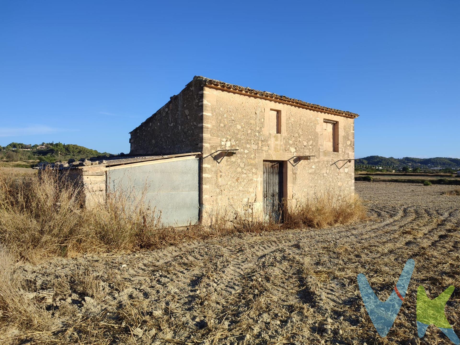 En el tranquilo pueblo de San Juan, encontramos esta finca  edificable de 17.609m2.  Actualmente existe construida en la misma una casa de labor de unos 60m2. El terreno es llano, y con vistas despejadas. En la finca hay dos pozos que tienen agua todo el año.  Es una zona en auge, ideal para o bien rehabilitar la construcción existente, o para edificar una vivienda.  unifamiliar de nueva construcción. Ven a verla.