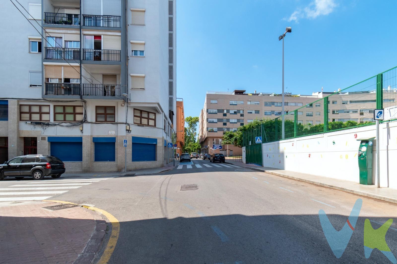 . Se vende edificio completo de 4 plantas, con posibilidad de construir una 5ª planta, ideal para inversores o promotores. El inmueble necesita reforma integral, lo que lo convierte en una oportunidad perfecta para desarrollar un proyecto a medida y maximizar su rentabilidad. Ubicado en una zona estratégica, bien comunicada y con todos los servicios cercanos, este edificio ofrece múltiples posibilidades de uso: residencial, turístico, oficinas, coliving o combinación de varios. Características principales:. 4 plantas construidas + posibilidad de elevar una 5ª planta. Estructura sólida. Gran versatilidad de distribución. Perfecto para rehabilitación o nuevo desarrollo. Una inversión con alto potencial de revalorización en una ubicación inmejorable. ¡No dejes pasar esta oportunidad!