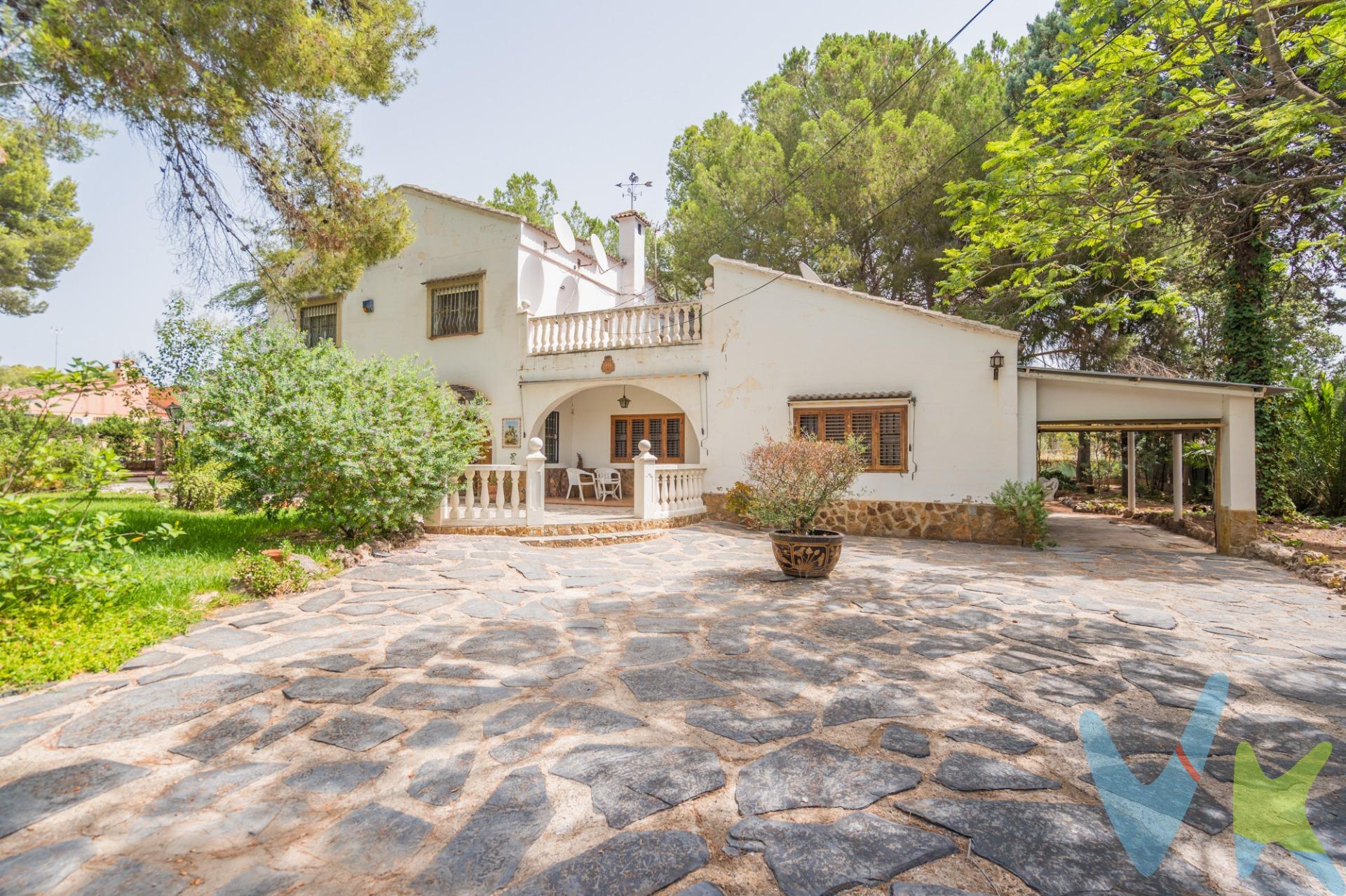 Trabajamos en exclusividad este maravilloso chalet independiente en la prestigiosa urbanización Torre de Portacoeli: exclusividad, naturaleza y una inversión con gran proyección de valor. Hay propiedades que no solo se compran, sino que transforman la forma de vivir y, al mismo tiempo, representan una oportunidad sólida de inversión. Este chalet independiente en la prestigiosa urbanización Torre de Portacoeli reúne ambos conceptos: calidad de vida, privacidad absoluta y un gran potencial de revalorización. Ubicado sobre una impresionante parcela de 1.807 m², este inmueble ofrece algo cada vez más escaso: espacio, tranquilidad y libertad. Rodeado de naturaleza y con una privacidad difícil de igualar, se convierte en el lugar ideal tanto para residencia habitual como para segunda vivienda o proyecto de inversión. La vivienda cuenta con 371 m² construidos, distribuidos en dos plantas con una estructura versátil que permite múltiples opciones de actualización y personalización según las necesidades del comprador. En la planta principal encontramos un amplio salón-comedor con gran luminosidad y múltiples posibilidades de diseño, una cocina independiente con salida directa al jardín, un aseo de cortesía y una agradable terraza de acceso que conecta de forma natural el interior con el exterior, potenciando la sensación de amplitud. La planta superior está destinada a la zona de descanso, compuesta por cuatro habitaciones y un baño completo. Además, dispone de una terraza con vistas despejadas al entorno natural, un espacio perfecto para desconectar y disfrutar de la tranquilidad que ofrece la Sierra Calderona. El exterior es uno de los grandes valores de esta propiedad. Un amplio jardín consolidado, piscina privada, zona de paellero, almacén auxiliar con múltiples usos y garaje cubierto conforman un entorno ideal para disfrutar al aire libre durante todo el año. Un espacio que se adapta tanto a la vida familiar como a reuniones sociales o proyectos de mayor envergadura. Desde el punto de vista inversor, uno de los elementos más destacados es la posibilidad de segregación de la parcela, lo que abre la puerta a diferentes estrategias de rentabilidad, ya sea mediante revalorización del activo o desarrollo de nuevas construcciones en una de las zonas más demandadas de la Sierra Calderona. La urbanización Torre de Portacoeli es una de las más consolidadas y valoradas de la zona, con vigilancia 24 horas, club social, instalaciones deportivas (3 pistas de frontón, 4 pistas de tenis, 2 pistas de padel, 1 pista de futbito, ping pong,gran piscina comunitaria), supermercado y farmacia. Además, cuenta con una excelente conexión con Serra, Bétera, Olocau y la ciudad de Valencia, lo que refuerza su atractivo tanto para vivir todo el año como para inversión. En definitiva, una propiedad que combina espacio, ubicación, privacidad y potencial de crecimiento en un entorno natural privilegiado. Contacta con nosotros para más información y descubre todo lo que esta propiedad puede ofrecerte, tanto como hogar como inversión estratégica. -----------------------------------------------. Por mandato expreso del propietario, comercializamos este inmueble en exclusiva, lo que le garantiza acceso a toda la información y una gestión coordinada de la venta. Por este motivo, rogamos no molestar al propietario, a los ocupantes de la vivienda ni a los vecinos. Muchas gracias por su comprensión y colaboración. Si eres agente inmobiliario y tienes un cliente interesado en este inmueble, llámanos. Estaremos encantados de colaborar.