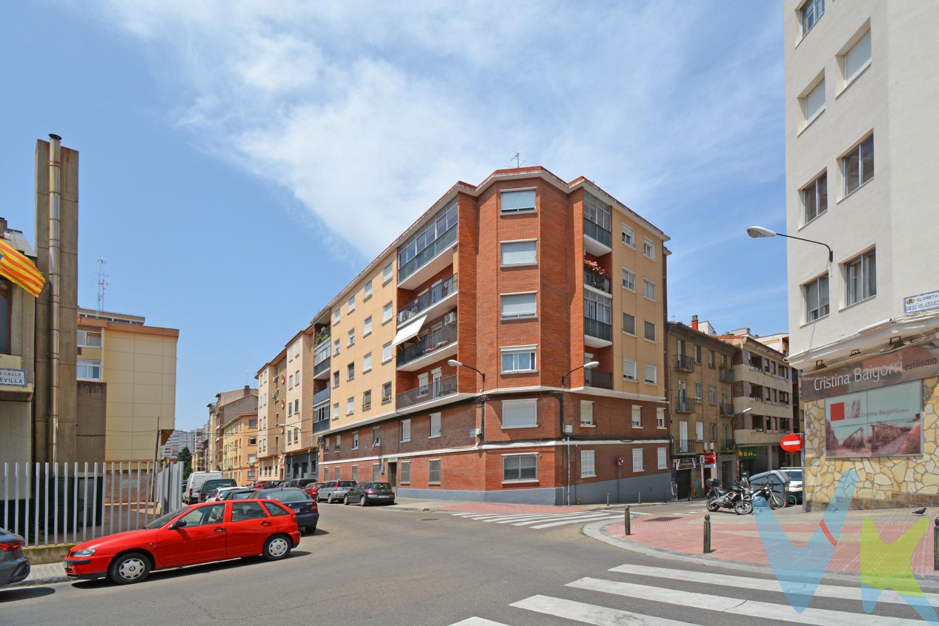 PISO DE 2 DORMITORIOS Y TRASTERO EN SECTOR RUISEÑORES - C/ DR. ALCAY.  . Piso a la venta de unos 45m² útiles, con grandes posibilidades. Se distribuye en dos dormitorios muy espaciosos, en la actualidad uno de ellos convertido en dormitorio y vestidor, salón, cocina independiente y un baño reformado recientemente.  . Quinta planta, exterior y muy luminoso,  con vistas a calle Sevilla y Parque Pignatelli.  . Suelos laminados, ventanas correderas de doble cámara climalit, puertas correderas en todas la estancias. . LA FINCA CUENTA CON ASCENSOR Y AMPLIO TRASTERO INCLUIDO EN EL PRECIO.  . La vivienda goza de una excelente ubicación, y sin duda con un amplio abanico de posibilidades para personalizarla como tú quieras.  . Ubicado en una de las zonas mas demandadas de Zaragoza, con todos los servicios, supermercados, parques, colegios, centro médico, autobuses y zonas infantiles. Al lado de la Plaza de Don Diego de Velázquez y Parque Pignatelli. . ¡¡ NO TE PIERDAS EL REPORTAJE FOTOGRÁFICO Y EL TOUR 360º QUE TENEMOS PREPARADO PARA TI !!. ¡¡¡ NO DEJES PASAR ESTA OPORTUNIDAD, TE ENCANTARÁ !!!. Y SI QUIERES ASESORAMIENTO FINANCIERO SIN COMPROMISO, CONSULTA CON NOSOTROS. BUSCAMOS SOLUCIONES🏡,. ENCONTRAMOS HOGARES💙