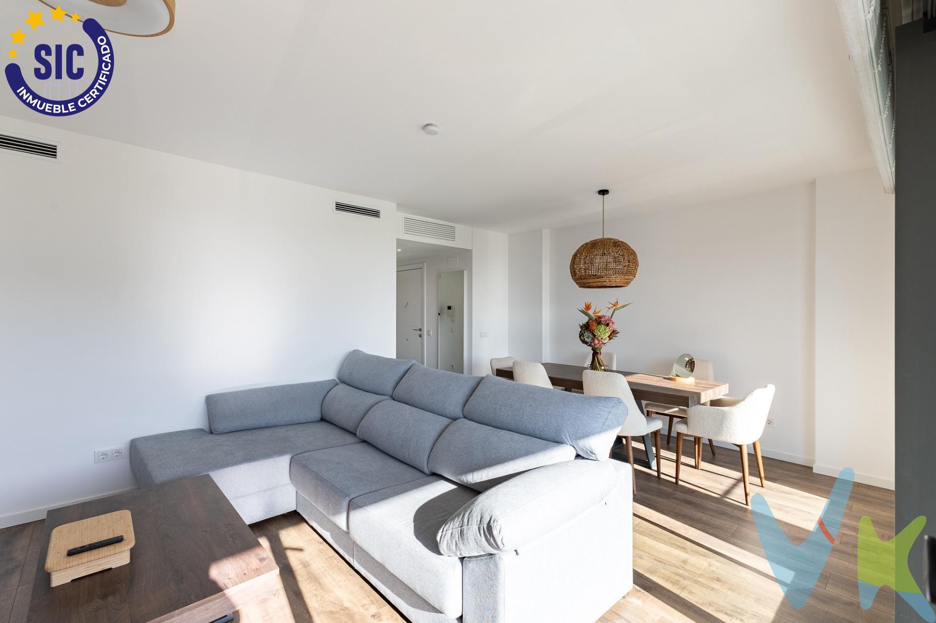 Piso moderno y acogedor en un edificio de lujo en el barrio de Malilla, pertinente al distrito de Quatre Carreres, uno de los barrios más dinámicos, modernos y crecientes de Valencia capital. El edificio se encuentra a 15 minutos caminando de la estación de tren “La Fuente de San Luís”, con zonas comunes, carril bici, buena comunicación de autobús, bares y restaurantes de alta calidad y todos los servicios a tu alcance, al lado de los parques Malilla y Azagador del Morro, con entretenimientos para los niños y adultos. El edificio tiene su propio patio vallado, con decoraciones y pequeños árboles y plantas, servicio de seguridad y conserjería, sala de reuniones, y terraza cerrada con banquillos y tumbones para coger el sol, piscina y maravillosas vistas hacia la ciudad y sus afueras. El piso se encuentra en la tercera planta, cuenta con 103,49 m 2 construidos e incluye un pasillo grande, salón, balcón abierto con magníficas vistas hacia las zonas naturales, ciudad de Valencia y sus afueras, 2 dormitorios (uno más pequeño y otro muy grande, con un cuarto de baño individual), cocina independiente, un cuarto auxiliar con la lavadora ubicada dentro y 2 cuartos de baño en total. Ambos dormitorios tienen ventanas panorámicas con las vistas muy bonitas hacia el parque, la ciudad, la piscina y el patio interior verde y decorado del edificio de vecindad. Todas las ventanas están dotadas de lámina reflectante. El suelo laminado belga. La cama y otros. muebles montados a mano, de madera de mango y roble. El piso cuenta con el propio sistema integrado de seguridad y vigilancia, detectores de humo, fuego y movimiento, todo manejable a distancia a través de la aplicación especializada, con un servidor individual protegido contra el hakeo. VENTA:. PVP 508.000€.  Gastos e impuestos no incluidos en el precio. La compra conlleva impuestos y gastos de formalización para el comprador. A título orientativo se informa que en segundas transmisiones el  ITP  con carácter general en  Valencia  es del  10%, pudiendo existir otros tipos impositivos atendiendo a  las circunstancias  personales del comprador u otras circunstancias previstas legalmente. Base imponible del impuesto el mayor valor entre el precio de compraventa, la tasación o el valor de referencia catastral. En cuanto a los gastos de  notaría y registro, en su caso,  suelen oscilar aprox; entre 1,5% y 2,5% (aranceles variables según precio, n.º de copias y complejidad). El comprador elige notario. Si el comprador precisase de  hipoteca: tasación, condiciones y costes bancarios serán según entidad elegida por el comprador, así como los gastos de gestoría, y cualesquiera otros gastos inherentes a la formalización de la compraventa que legalmente correspondan a la parte compradora, salvo pacto expreso en contrario con el vendedor. El consumidor tiene,  conforme a la normativa vigente, a su disposición información y documentación adicional relativa al inmueble y condiciones de la compraventa, que podrá ser consultada en C/Joaquín Costa 4, bajo 46005 Valencia o urbe2@remax.es. Honorarios de mediación inmobiliaria a cargo del  COMPRADOR: (3% del precio final de venta más IVA (21%), salvo otro pacto.); y  de VENDEDOR (según acuerdo con el mismo). . Se informa al consumidor que la agencia actúa como intermediaria inmobiliaria en la operación, estando cualquier eventual compraventa y sus condiciones sujeta a la aceptación expresa del propietario-vendedor y a la posterior formalización del correspondiente contrato.