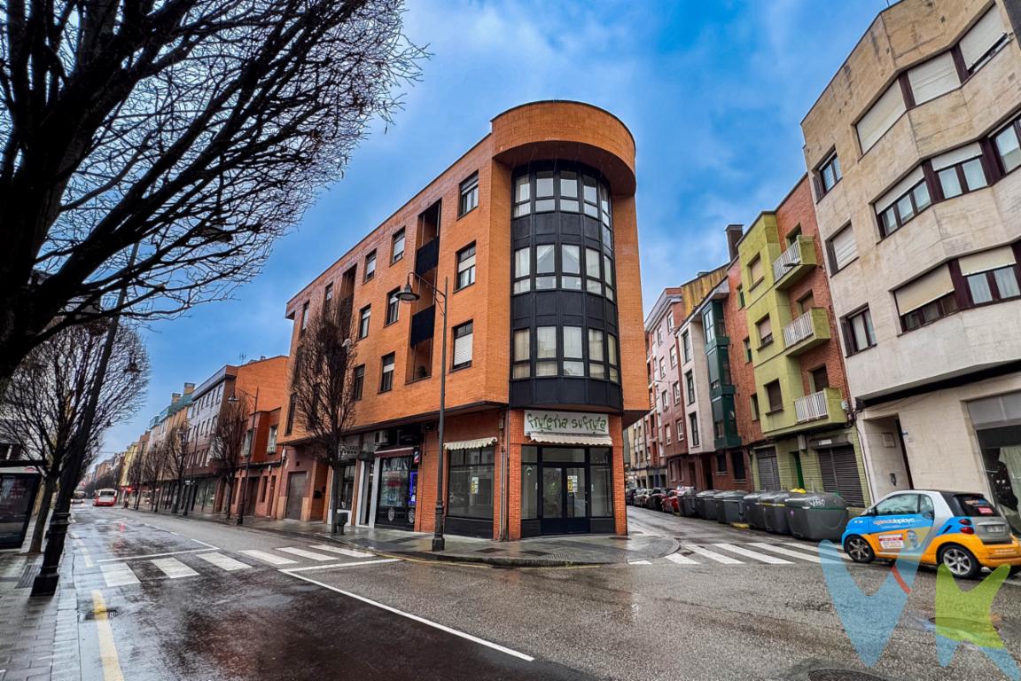 Te presentamos esta acogedora vivienda en la zona del Llano Alto, en un edificio entre la calle Dolores y la Ctra. Carbonera. Se trata de una vivienda en 2ª planta compuesta de 2 amplios dormitorios, salón cocina y baño. Además dispone de un trastero de 6m2 en planta bajo cubierta. La propiedad es totalmente exterior a la calle Dolores, orientada al Sur, lo que le proporciona muchísima luz y horas solares. Parquet de roble, ventanas de madera con rotura de puente termico, y portal sin barreras arquitectonicas, hacen de esta vivienda una oportunidad ideal para inversion, ya que en este momento está alquilada con inquilina hasta Julio del 2027. En las últimas fotografías de este anuncio podrás descubrir una propuesta de reforma realizada mediante home staging virtual con inteligencia artificial, que muestra cómo podría transformarse esta vivienda tras una actualización estética.Para que puedas apreciarlo con claridad, también incluimos una comparativa de antes y después, donde se ve el estado actual y una posible versión renovada del espacio.Una forma muy visual de entender todo el potencial que ofrece esta propiedad y de imaginar cómo podría convertirse en un hogar moderno, acogedor y lleno de luz.No lo dudes más, llámanos y te contamos todo tipo de detalles.Se informa a los interesados que el precio de venta indicado no comprende el Impuesto de Transmisiones Patrimoniales (ITP) , los gastos asociados a la compraventa (notaría, registro de la propiedad y otros) ni los honorarios de la agencia inmobiliaria a cargo del comprador