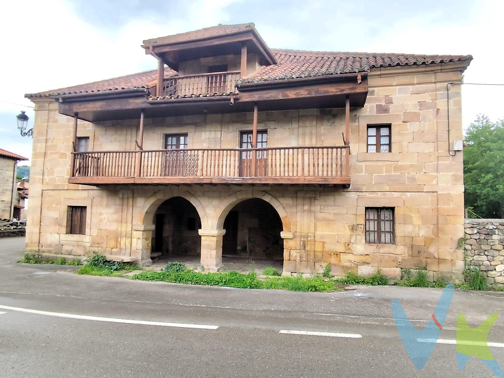 En el municipio de Saro, abrazado por la magia del valle del Pisueña y el aroma a prado eterno de los Valles Pasiegos, presentamos esta casona que guarda el alma señorial de Cantabria en cada piedra tallada y por supuesto manteniendo la esencia pasiega. La edificación a la que se accede a traves de una imponente portalada con dos arcos de medio punto y coronada por una típica balconada montañesa, tiene la distribución típica de la arquitectura de la época, estancias espaciosas, baños y salones con vigas de madera de roble. La reforma que requiere es integral lo que permite redistribuirla y adaptarla al gusto del comprador. Su superficie la hace ideal tanto para negocio rural como para residencia particular, incluso conciliar ambas situaciones. Pese a su estado la estructura es estable y la piedra de sillería le otorga un valor añadido.  La parcela, de carácter urbano, se encuentra rodeada de muro de piedra lo que la otorga intimidad e independencia. La zona dispone de alcantarillado y su comunicación por carretera es perfecta. A escasos 10 minutos de Saron y 25 de Santander, cercanía por tanto a los servicios necesarios sin renunciar a la tranquilidad de la vida rural. Nos gustaría mostrarles la calidez y hospitalidad de la zona y las posibilidades que la propiedad ofrece; démosle una nueva vida a esta propiedad con historia. Los impuestos, gatos de notaría y registro no están incluidos en el precio.