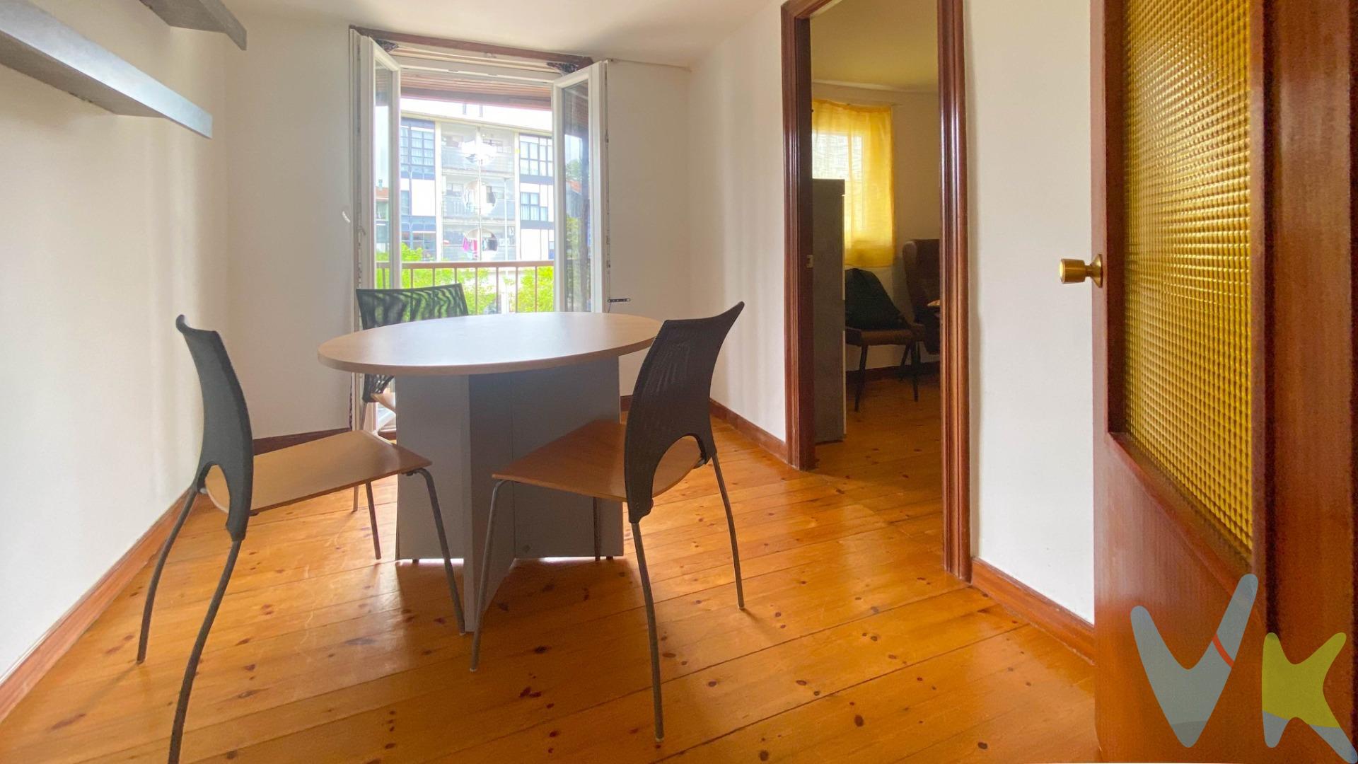 🌟 ¡Oportunidad única en El Astillero! 🌊 Este encantador piso de 68 m² es el lugar perfecto tanto para vivir como para invertir. Con una ubicación privilegiada en la hermosa Costa de Cantabria, a menos de 20 min en coche de las playas de Santander y de Somo. Disfrutarás del encanto natural y las comodidades urbanas a un paso, con supermercados a menos de 5 min a pie, colegios cercanos, farmacias, bares y restaurantes, y junto a la estación de autobuses. El inmueble cuenta con dos amplias habitaciones dobles que ofrecen luminosidad y confort con espacio para poner armarios generosos. Una cocina completamente equipada y un baño con ventana que aporta más luminosidad y ventilación. La zona del comedor comunica con el salón y un balcón espacioso que da al Noreste, donde podrás relajarte al aire libre mientras disfrutas del clima cantábrico ☀️. Este piso te brinda la oportunidad perfecta de reformarlo según tu propio estilo e imaginación 🎨🛠️. ¿Quieres ser de los primeros en visitarla y no perder la ocasión? . No pierdas esta ocasión especial; ya sea como hogar o inversión segura, cada rincón tiene potencial esperando por ti. ¡Contáctanos y apúntate a la jornada de visitas!. Las visitas se realizarán por riguroso orden de contacto. TRANSPARENCIA GESTIÓN INMOBILIARIA:. Sujeto a decisión última del cliente propietario. Al precio se añadirán Impuestos, gastos de Notaría, registro y honorarios. Consultar resto de condiciones.