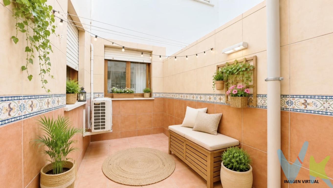 Bajo con terraza y 3hab. junto a la Avenida al Vedat en TorrentDescubre esta acogedora planta baja situada en la calle Mare de Déu de la Pau, una vivienda lista para entrar a vivir en una de las zonas más demandadas de Torrent. Su excelente ubicación te permitirá disfrutar de todos los servicios a pocos pasos, sin renunciar a la tranquilidad de un entorno residencial.La vivienda de 100m² dispone de 3 habitaciones, 1 baño completo, salón-comedor, cocina independiente y una agradable y práctica terracita privada con acceso desde la propia cocina, perfecta para disfrutar del aire libre, crear una zona de relax o contar con un práctico espacio auxiliar.Sus actuales propietarios reformaron la vivienda con mucho mimo por lo que se encuentra en muy buen estado de conservación, ofreciendo una distribución cómoda y funcional que se adapta tanto a familias como a parejas que buscan un hogar práctico y bien ubicado.La cercanía a la Avenida al Vedat, centro neurálgico de la ciudad de Torrent, hace que se tenga rápido acceso a colegios, supermercados, comercios, restaurantes, bancos, farmacias y transporte público, tanto bus como la estación de metro Torrent Avinguda, por lo que convierte esta vivienda en una opción muy cómoda para el día a día, con excelentes conexiones tanto dentro de Torrent como con Valencia.Si buscas una vivienda con espacio exterior, buena ubicación y lista para disfrutar desde el primer día, esta puede ser tu oportunidad.Si tienes que vender antes tu vivienda, llámanos y te asesoramos cómo hacerlo para además tener los mínimos gastos posibles y todas las garantías.Agencia Registrada con el nº00516 en el Registro Obligatorio de Agentes Inmobiliarios de la Comunidad ValencianaPor mandato expreso del propietario, COMERCIALIZAMOS ESTE INMUEBLE EN EXCLUSIVA, lo que le garantiza el acceso a toda la información, a un servicio de calidad, un trato fácil, sencillo y sin interferencias de terceros. Por este motivo, se ruega NO MOLESTAR AL PROPIETARIO, a los ocupantes de la propiedad o a los vecinos. Muchas gracias por su comprensión.La oferta está sujeta a cambios de precio o retirada del mercado sin previo aviso. Este anuncio en su conjunto, incluyendo textos, fotos, imágenes o cualquier otro contenido de este, no es vinculante dado que la información es ofrecida por terceros y puede contener errores. Se muestra a título informativo y no contractual.El precio del inmueble no incluye los honorarios de la agencia que ascienden al 4%+IVA del precio final del inmueble, ni los gastos de notaría y registro de la propiedad (que están sujetos a aranceles y varían dependiendo del precio de escrituración), ni los impuestos (que en la Comunitat Valenciana varían dependiendo del precio del inmueble y de las características personales del comprador).Esta propiedad se pone a la venta con toda la documentación comprobada y en regla, por lo que ofrecemos GARANTIAS a los compradores.