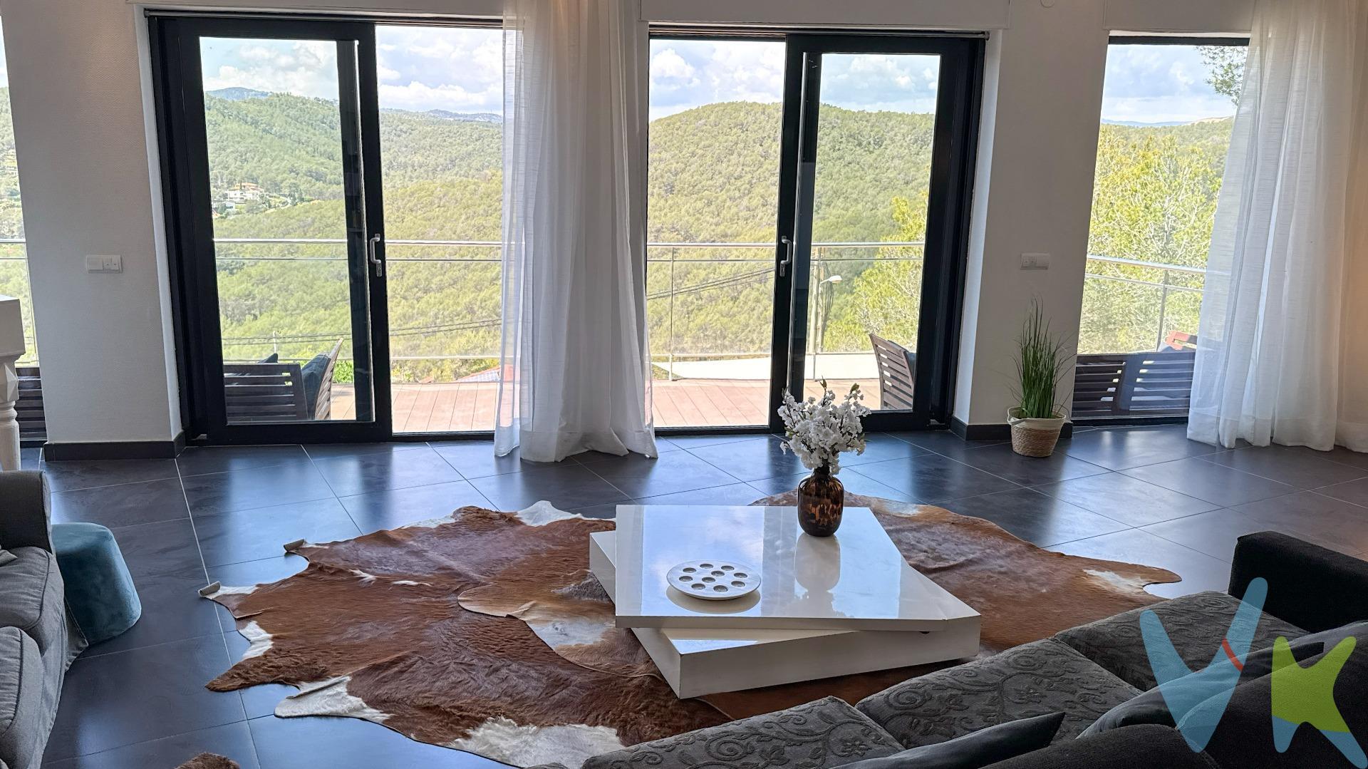 Rustic Sitges presenta esta espectacular vivienda unifamiliar de estilo moderno, importada desde Alemania y ubicada en una de las mejores zonas de la urbanización Mas Milà, en Olivella. La casa se encuentra en una posición privilegiada, al final de la calle y junto al Parque Natural del Garraf, disfrutando de la mejor orientación y unas impresionantes vistas panorámicas a la montaña y a las puestas de sol. La montaña empieza donde termina tu jardín. - Exterior:  . Espacio para aparcar dos vehículos. Piscina privada con vistas a la montaña, ideal para relajarse en plena naturaleza. Y un poco de bosque que integra la casa en la naturaleza. - Planta principal:  . Acceso por escalera a un amplio salón-comedor muy luminoso, con cocina integrada, abierta pero que mantiene cierta independencia. Desde el salón se accede a un gran balcón con vistas despejadas. En esta planta se encuentra también un baño completo con ducha y bañera. - Planta superior:. Tres habitaciones dobles, todas con salida a balcón y vistas espectaculares. Un segundo baño completo con ducha. - Persianas eléctricas  . - Climatización frío/calor por conductos, con sistema independiente por planta  . - Carpintería moderna y acabados de calidad  . - Diseño contemporáneo, funcional y eficiente. Ubicación y accesos:. A solo 5 minutos de Sant Pere de Ribes y del acceso a autopistas. A 10 minutos de Sitges. Zona tranquila, con todos los servicios cercanos y excelente conectividad. Una vivienda única para quienes buscan confort, privacidad y conexión con la naturaleza. . NOTA:. En los importes indicados no se hayan incluido los impuestos y tasas aplicables a la compra o alquiler del bien inmueble. Las fotografías, vídeos, planos y demás documentación gráfica pueden no corresponder con la realidad actual, así como los metrajes y superficies, y no tienen carácter contractual siendo meramente orientativos. Salvo indicación contraria, los muebles y equipamiento que aparecen en el anuncio no están incluidos en el precio. Son a cargo del comprador los siguientes impuestos :. - Viviendas de obra nueva: el pago del IVA, AJD, los honorarios de notaría y registro. - Viviendas de segunda mano: el pago del ITP (puede variar según baremos estipulados por la Generalitat de Catalunya), los honorarios de notaría y registro. Para una información más detallada puede dirigirse a la Agencia. 