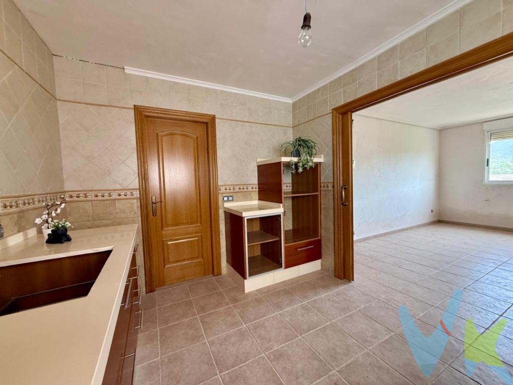 Ahora tienes la oportunidad de adquirir esta impresionante casa en Sant Joan de Moró, una oportunidad excepcional para quienes buscan un hogar espacioso, en el que pueden vivir varias familias. Esta propiedad, construida en 2006, combina modernidad y funcionalidad, (AÚN SIN ESTRENAR),ofreciendo una estructura sólida y acabados de calidad en sus 381 metros cuadrados construidos. Es el lugar ideal para una familia numerosa, INVERSORES, o para aquellos que disfrutan de recibir visitas, gracias a sus seis amplias habitaciones y a su excelente distribución.Su planta baja, ES TODO UN GARAJE. Se puede aparcar HASTA TRES VEHÍCULOS y tiene acceso a un patio interior, dónde poder poner tu barbacoa y gracias a sus dos habitaciones, podrás darle el uso que desees, sin necesidad de acceder a la vivienda interior. Este edificio se hizo con el fin de hacer una vivienda FUNCIONAL, PRÁCTICA, pero no se llegó a vivir en ella. Al entrar hay un recibidor, que da acceso a las escaleras, para subir a las viviendas. La casa cuenta con un amplio salón que se presenta como el espacio perfecto para reuniones familiares y momentos de relajación. La cocina, moderna y equipada, invita a disfrutar de la gastronomía y experimentar nuevas recetas con comodidad.Uno de los atractivos de esta propiedad es su ubicación estratégica. Sant Joan de Moró ofrece un entorno tranquilo y seguro, ideal para familias, con la ventaja de tener paradas de autobús cercanas. Esto facilita el transporte y la conexión con otras áreas, haciendo que la vida diaria sea más cómoda y accesible para los residentes.El entorno residencial se complementa con una variedad de servicios cercanos, desde colegios, (enfrente de la vivienda) y supermercados hasta parques y restaurantes. Esta atractiva oferta asegura que nunca falte algo importante a poca distancia de su puerta principal. Si está buscando una casa que combine espacio, comodidad y accesibilidad, no busque más. Esta magnífica propiedad está esperando ser descubierta. No pierda la oportunidad de visitarla y ver por sí mismo, el abanico de posibilidades que tiene. Programe una visita para conocer esta maravillosa casa, un lugar donde sus sueños pueden hacerse realidad.Posibilidad de financiación hasta el 100%, pregúntanos y te haremos un estudio gratuito. Agencia Registrada con el número 1.399 en el Registro Obligatorio de Agentes Inmobiliarios de la Comunidad Valenciana. Puede consultar en la web de la GVA. Gastos e impuestos no incluidos en el precio. A título orientativo, en segundas transmisiones, el comprador abonará el Impuesto sobre Transmisiones Patrimoniales (ITP), cuyo tipo general en la Comunidad Valenciana es el 10% (*) sobre la base imponible, que será el mayor valor entre precio de compraventa, tasación o valor de referencia catastral. Gastos de notaría y Registro de la Propiedad: aproximado entre 1.000 y 2.000 euros (aranceles variables según precio, número de copias y complejidad). El comprador escoge libremente notario. El vendedor asume, por ley, los gastos que le correspondan, salvo pacto contrario. Si se precisa hipoteca, tasación, condiciones y costes bancarios según entidad elegida por el comprador; así como los gastos de gestoría y cualesquiera otros inherentes a la formalización de la compraventa. De acuerdo con la ley, no se incluyen en el precio otros gastos o tributos que legalmente correspondan al comprador. Los honorarios de intermediación inmobiliaria al vendedor no incluidos en el precio. Los honorarios de intermediación inmobiliaria al comprador: 2,5 % + IVA calculados sobre el precio de venta con un mínimo de 3.000 euros + IVA(*) Consultar condiciones concretas según circunstancias personales o régimen fiscal aplicable. Puedes llamar al y te informaremos de tu caso en concreto. El consumidor tiene derecho, conforme a la normativa vigente, a disponer de información y documentación adicional relativa al inmueble y condiciones de la compraventa, accesible en la sede física de la agencia situada en Avenida Rey Don Jaime nº74, 7ºB, Castellón de la Plana. La agencia actúa exclusivamente como intermediaria en la operación. Cualquier compraventa y sus condiciones quedan sujetas en todo caso a la aceptación expresa del vendedor del inmueble y a la posterior formalización del correspondiente contrato. El presente anuncio tiene carácter meramente informativo: la información suministrada se corresponde con la disponible a la fecha de publicación, pudiendo variar en función de las circunstancias o actualizaciones legales, contractuales y fiscales.  