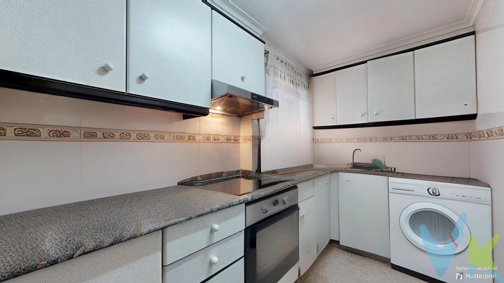 Ubicada en la vibrante ciudad de Torrent, esta excelente oportunidad inmobiliaria se encuentra  a pocos minutos de la Universidad Católica. Este piso cuenta con una superficie construida de 75 m² y está diseñado para ofrecer comodidad y funcionalidad ideal para estudiantes o familias que busquen un hogar cercano al ámbito académico. La propiedad dispone de tres habitaciones sencillas luminosas que brindan suficientes espacios personales, perfectos tanto para el estudio como para el descanso diario. Además, incluye un baño completo bien distribuido que asegura confort durante su uso cotidiano. La vivienda no requiere reformas significativas; puede entrar a vivir inmediatamente gracias a su estado general aceptable. Esto representa una ventaja importante especialmente si buscas minimizar los tiempos entre adquirir tu nuevo hogar y disfrutarlo plenamente desde ya. El entorno ofrece diversas comodidades tales como supermercados, tiendas locales y transporte público eficiente lo cual facilita movilizarse por toda la zona metropolitana sin problemas adicionales. Si estás buscando una opción práctica cerca del campus universitario donde convivirás con estudiantes igualmente activos académicamente e involucrarte también socialmente dentro del ambiente estudiantil local—no dudes más! Esta es tu ocasión perfecta.