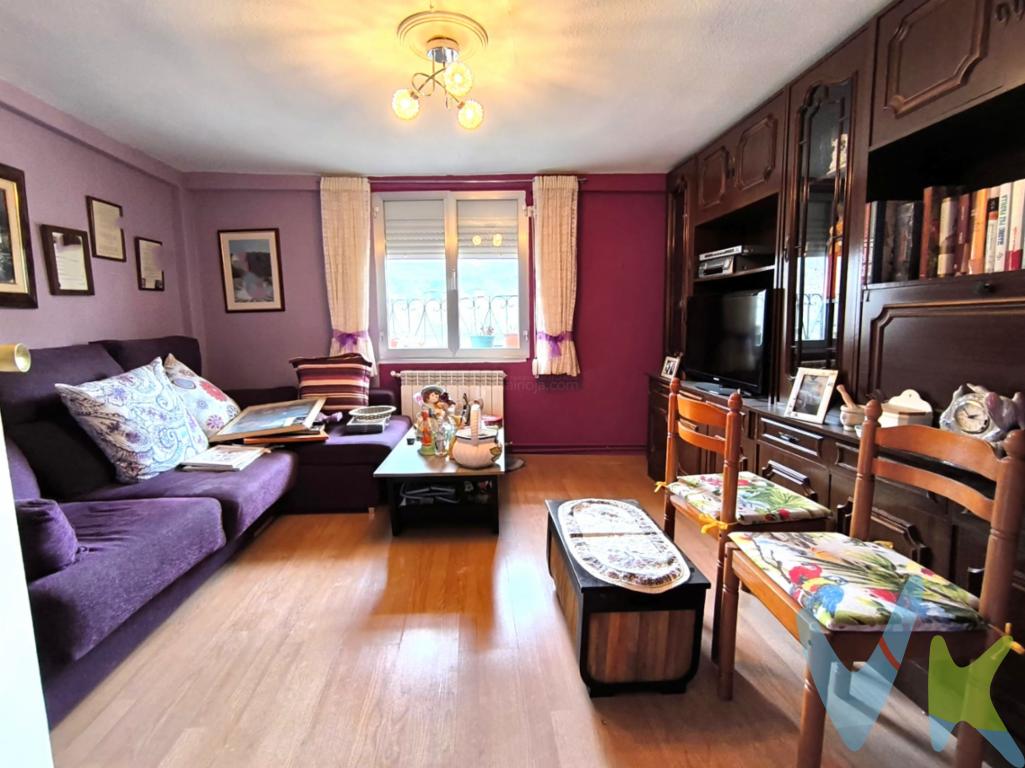 Casa de 3 plantas, con cédula de habitabilidad, en Viguera.Planta baja: merendero Planta primera: dos dormitorios.Planta segunda: cocina, salón, baño, despensa y dormitorio. Calefacción Y agua caliente, de gasóil. Ventanas de aluminio climalit.