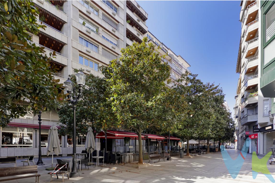 Vive donde siempre has soñado: En pleno corazón de Gijón, en la calle principal y a un paso del puerto deportivo y la playa de San Lorenzo. Este luminoso y señorial piso de 133.33 m2 combina ubicación privilegiada y comodidad, con una agradable terraza perfecta para disfrutar del ambiente costero. Dispone de tres habitaciones con armarios empotrados, dos baños completos con platos de ducha , cocina funcional y un amplio salón con acceso a terraza, ideal para relajarse o compartir momentos únicos. Una oportunidad excepcional para disfrutar del mar, la ciudad y la calidad de vida en un solo lugar.Gastos e impuestos no incluidos en el precio. A título orientativo, en segundas transmisiones, el comprador abonará el Impuesto sobre Transmisiones Patrimoniales (ITP). Para consultar los porcentajes del ITP en Asturias puede hacerlo a través de la web oficial de servicios tributarios del Principado de Asturias https://sede.tributasenasturias.es/sites/sede/default/es_ES/Que-quieres-hacer/Transmisiones-Patrimoniales-y-AJD. La base imponible será el mayor valor entre precio de compraventa, tasación o valor de referencia catastral. Gastos de notaría y registro según aranceles variables según precio, número de copias y complejidad.El comprador escoge libremente notario. El vendedor asume la plusvalía y el resto de gastos son del comprador. Si se precisa hipoteca: Tasación, condiciones y costes bancarios según entidad elegida por el comprador; así como los gastos de gestoría y cualesquiera otros inherentes a la formalización de la compraventa. De acuerdo con la ley, no se incluyen en el precio otros gastos o tributos que legalmente correspondan al comprador. Honorarios de intermediación inmobiliaria a cargo del vendedor y honorarios de mediación inmobiliaria del 2% más I.V.A. a cargo del comprador.El consumidor tiene derecho, conforme a la normativa vigente, a disponer de información y documentación adicional relativa al inmueble y condiciones de la compraventa, accesible en la sede física de la Agencia Domingo en Avenida Hermanos Felgueroso 1 o Marqués de casa Valdés 7 bajo, de Gijón, o a través del correo electrónico info@agenciadomingo.com. La agencia actúa exclusivamente como intermediaria en la operación. Cualquier compraventa y sus condiciones quedan sujetas en todo caso a la aceptación expresa del vendedor del inmueble y a la posterior formalización del correspondiente contrato. El presente anuncio tiene carácter meramente informativo; la información suministrada se corresponde con la disponible a la fecha de publicación, pudiendo variar en función de las circunstancias o actualizaciones legales, contractuales y fiscales. 