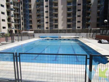 Si buscas luz, tranquilidad y calidad de vida, esta vivienda lo tiene todo. Te presentamos este fantástico piso de 2 dormitorios, ambos con armarios empotrados, con dormitorio principal en suite. Su amplio salón independiente, con una distribución muy cómoda, se convierte en el espacio ideal para disfrutar en familia o con amigos. La cocina es independiente, equipada con placa de inducción y con acceso a tendedero. Cuenta con dos baños completos con plato de ducha y mampara, pensados para ofrecer comodidad en el día a día. Uno de sus grandes atractivos es su ventilación cruzada, que permite una temperatura más agradable y una ventilación natural constante en toda la vivienda. Ubicada en una séptima planta, destaca por su gran luminosidad y sensación de amplitud. En cuanto a calidades: suelos de parquet y gres, puertas macizas lacadas en blanco, puerta de entrada blindada, ventanas de aluminio con doble acristalamiento, calefacción individual de gas natural y aire acondicionado ( bomba de frio y calor ) por conductos en toda la vivienda. 🏢 Urbanización privada con todas las comodidades:. Conserje 24 horas. Piscina. Sala comunitaria. Edificio adaptado para movilidad reducida. 2 ascensores. Plaza de garaje y trastero incluidos. Edificio residencial del año 2008, con solo 25 viviendas, ideal si valoras la tranquilidad y la privacidad. 📍 Ubicación y transporte:. Perfectamente comunicada mediante varias líneas de autobús (103, 142 y 145). El metro más cercano es Congosto (Línea 1), a tan solo 8-10 minutos caminando, con conexión directa al centro de Madrid. 🛍️ Servicios y entorno:. Rodeada de todo lo que necesitas en tu día a día: supermercados (Ahorramás y Mercadona), centros educativos, centros médicos, guarderías, centros deportivos y el Centro Comercial La Gavia, con Carrefour, tiendas, restaurantes, cine y ocio. 🌳 A pocos pasos del Parque de La Gavia, uno de los mayores espacios verdes de la zona, ideal para pasear, hacer deporte o disfrutar al aire libre. Una vivienda que combina ubicación, comodidad y calidad de vida. Lista para entrar a vivir. Ven a verla… te va a encantar. El precio final ofertado respeta la normativa reguladora de precios que resulte aplicable. Asimismo, la presente operación devengará honorarios de intermediación profesional equivalentes, como máximo, al 3% del precio final de compraventa, más el IVA vigente, que serán abonados por la parte compradora.