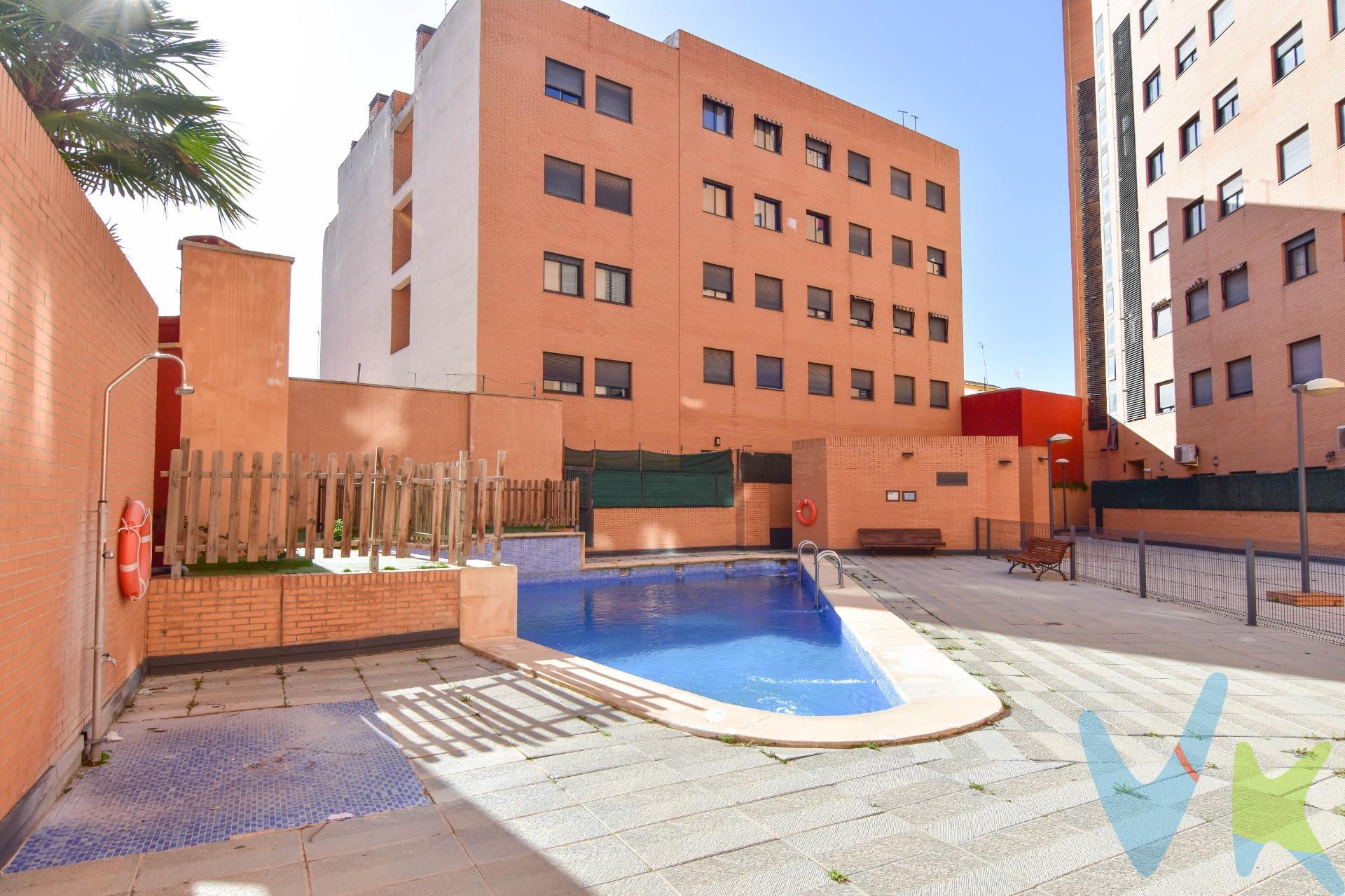 Hay lugares que no son solo casas. Son escenarios donde empieza una nueva etapa. En Picassent, en una comunidad pensada para disfrutar la vida en familia, se esconde un piso que no se limita a ofrecer metros cuadrados… ofrece momentos. Imagina abrir la puerta y sentir que todo encaja. El comedor, amplio y luminoso, se convierte en el corazón del hogar. Ese lugar donde se mezclan las risas después del trabajo, las cenas improvisadas un martes cualquiera y las sobremesas eternas de domingo. La cocina independiente no es solo práctica. Es ese espacio donde preparar el desayuno mientras entra la luz por la ventana, donde cocinar sin prisas, donde experimentar recetas nuevas sin renunciar a la comodidad. Tres habitaciones. Tres oportunidades. La principal, refugio y descanso. Las otras, espacio para crecer: un cuarto infantil lleno de cuentos y juguetes… una habitación de invitados… o ese despacho que siempre quisiste montar. Dos baños que hacen que las mañanas fluyan sin carreras. Porque la vida en familia también es organización y equilibrio. Pero lo que realmente marca la diferencia está al cruzar la puerta del edificio. Una comunidad que invita a quedarse:. 🌳 Zonas comunes donde los niños juegan con libertad. 🛝 Parque infantil donde se crean amistades que duran años. 🏊 Piscina para esos veranos interminables en los que el tiempo parece detenerse. Aquí no solo compras un piso. Aquí eliges calidad de vida. Es el hogar perfecto para una pareja que empieza su historia… o para una familia que quiere seguir escribiéndola en un entorno seguro, tranquilo y pensado para disfrutar cada etapa. Porque hay casas bonitas. Y luego están las que se sienten como hogar desde el primer momento. Y esta… es de esas. 🏡✨. Nota: Agencia Registrada con el Nº 1395 en el Registro Obligatorio de Agentes Inmobiliarios de la Comunitat Valenciana, consultable en la web de la Generalitat Valenciana. La oferta está sujeta a cambios de precio o retirada del mercado sin previo aviso. La información contenida en el presente anuncio se facilita a título meramente informativo y no contractual, los datos, descripciones, superficies, imágenes y cualquier otro contenido del mismo pueden estar sujetos a errores u omisiones al ser facilitados por terceros. El precio de venta publicado no incluye los honorarios de intermediación inmobiliaria, ni los impuestos legalmente aplicables (IVA o ITP), ni los gastos derivados de la compraventa, tales como notaría, registro y gestoría, ni aquellos derivados de la financiación, en caso de existir. Por mandato expreso del propietario, este inmueble se comercializa en régimen de exclusiva, garantizando al interesado un acceso completo a la información y una gestión profesional, transparente y sin interferencias de terceros. Se ruega no molestar al propietario, a los ocupantes del inmueble ni a los vecinos. Agentes inmobiliarios con cliente interesado pueden contactar con la agencia para colaborar. Nuestro departamento financiero puede conseguir tu financiación. ¡Consúltanos!