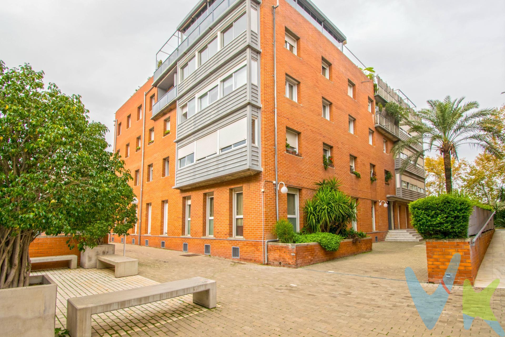 Presentamos este amplio y luminoso piso en urbanización cerrada con zonas comunes ajardinadas y piscina en Los Bermejales, una de las zonas más demandadas de Sevilla. Nuestra bonita vivienda tiene 157 m2, con estancias muy bien distribuidas en un amplio salón-comedor, cocina independiente, tres  dormitorios con armarios empotrados y dos baños completos, uno de ellos en el dormitorio principal. . Con una actualización y mejora de las estancias, quería una moderna vivienda en una de las mejores urbanizaciones de los Bermejales. . La urbanización cuenta con sistemas de seguridad y servicio de 24 horas. Tiene aire acondicionado frio-calor centralizado. Plaza de garaje y trastero situados en planta sótano, incluidos en el precio. . Resulta atractiva la tranquilidad de la zona y sus espacios abiertos para disfrutar de la vida en familia. A 15 minutos andando del Hospital Universitario Virgen del Rocío y de la clínica Quirón y a 10 minutos del Campus Universitario de Reina Mercedes. Rodeado de todo tipo de servicios: bancos, supermercados, variada restauración, colegios públicos y privados, institutos, zonas deportivas y parques. Muy bien comunicado por autobús (líneas 3, 34, 35 y 37), con un estupendo carril bici y junto a la Ronda de circunvalación SE-30. Se encuentra a cinco minutos del Nuevo Centro Comercial Lagoh. Para más información no dude en ponerse en contacto con nosotros. Informamos a nuestros clientes compradores que el precio de venta no incluye lo siguiente: Honorarios de la agencia inmobiliaria, Impuestos (I. T. P. , I. V. A. o A. J. D. , en su caso) ni otros gastos de la compraventa (gastos de Registro de la Propiedad, Notaría, Gestoría ni de posible Financiación). Documento D. I. A. a disposición del consumidor según Decreto 218/2005 Junta de Andalucía.