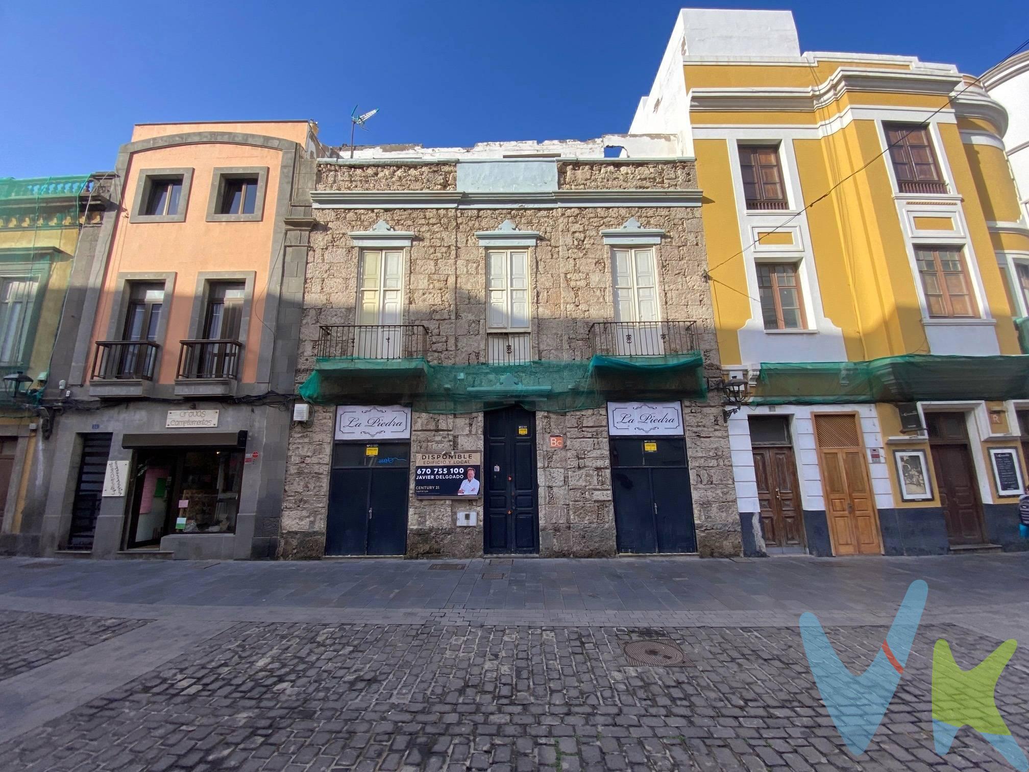  ¡Oportunidad única en Vegueta!. ¿Estás buscando el lugar perfecto para abrir tu restaurante soñado? Este local en planta baja ubicado en la emblemática calle Mendizábal, en pleno corazón de Vegueta, es justo lo que necesitas. Una zona vibrante, llena de vida, historia y con una consolidada oferta gastronómica que atrae tanto a locales como a turistas. ¿Qué lo hace especial?. Está ubicado en una de las calles más transitadas y conocidas del casco histórico. - Cuenta con la posibilidad de construir una segunda planta y un ático retranqueado, según normativa urbanística vigente. - Durante años ha funcionado como restaurante, por lo que ya cuenta con la base perfecta para arrancar tu negocio con fuerza. Este espacio es ideal para quienes quieren comenzar su propio proyecto en un entorno con encanto, visibilidad y un público asegurado. Tendrás la libertad de diseñar, equipar y dar forma a un lugar único, con personalidad propia, en una ubicación inmejorable. No dejes pasar esta oportunidad de formar parte del corazón gastronómico de Las Palmas. ¡Llámanos y ven a verlo! Tu nuevo restaurante puede empezar aquí.