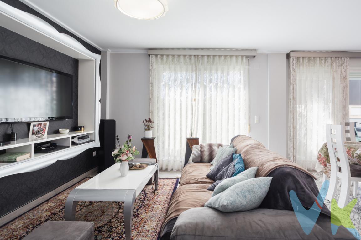 Espectacular ático dúplex en Gandía, ubicado en una zona privilegiada a escasos minutos de la estación de Renfe y la estación de autobuses, ideal tanto para vivir todo el año como para inversión.

La vivienda se distribuye en dos plantas:

🔹 Planta principal
Cuenta con 3 amplias habitaciones dobles, todas con armarios empotrados. El dormitorio principal dispone de baño en suite, además de un segundo baño completo que da servicio al resto de la planta.
La cocina tipo office, abierta al salón-comedor, crea un espacio moderno y luminoso con acceso directo a una fantástica terraza de 30 m² orientada al oeste, perfecta para disfrutar de las tardes. En ella se ha habilitado una práctica zona de lavandería y dispone de toldos para mayor confort. Uno de los dormitorios también tiene acceso directo a esta terraza.

🔹 Planta superior
Se accede mediante una elegante escalera de caracol desde el salón. En esta planta encontramos un amplio espacio multiusos (ideal como segundo salón, despacho o zona de ocio) y un baño completo. Desde aquí se accede a dos terrazas: una impresionante de 42 m² y otra adicional de aproximadamente 15 m², perfectas para disfrutar del aire libre con total privacidad.

🔹 Calidades y equipamiento
La vivienda cuenta con ventanas y puertas de aluminio tipo climalit con doble acristalamiento, garantizando aislamiento térmico y acústico. Además, dispone de aire acondicionado y calefacción por conductos para un confort óptimo durante todo el año.
Además, incluye plaza de parking, un valor añadido imprescindible en la zona que aporta comodidad y seguridad.

Por mandato expreso del propietario, comercializamos este inmueble en exclusiva, lo que le garantiza un servicio de calidad, un trato fácil, un proceso sencillo, rápido y sin interferencias de terceros. Por este motivo, se ruega no molestar al propietario, a los ocupantes de la propiedad, a los vecinos o conserjes del edificio si los hubiera.
Muchas gracias por su comprensión. Si usted es agencia inmobiliaria y tiene un cliente para este inmueble, llámenos, estaremos encantados de colaborar en esta y otras operaciones.
Los datos facilitados son informativos, sujetos a pequeños errores, por lo que no suponen relación contractual alguna.
No dudes en consultarnos!!!