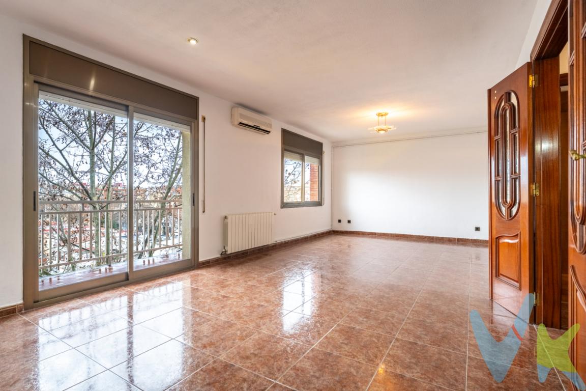 VIVIENDA EN CUARTA PLANTA SIN ASCENSOR.Hay hogares que no se explican solo por sus metros cuadrados, sino por la luz y la paz que se respira en ellos. Este piso en la Avenida La Salle de Reus es, precisamente, uno de esos lugares. Ubicado en una cuarta planta de un edificio sin ascensor, el ascenso nos recompensa con lo que muchos buscan y pocos encuentran: una luminosidad excepcional y la distancia perfecta del ruido cotidiano de la calle, convirtiéndose en un auténtico refugio privado.Al cruzar el umbral, la primera sensación que te invade es la de amplitud. Es un lienzo en blanco de 122 m² esperando a alguien con visión. Sus tres habitaciones, generosas y bien distribuidas, ofrecen la versatilidad necesaria para adaptarse a tu estilo de vida, ya sea para una familia o para quienes necesitan espacios de trabajo inspiradores. La funcionalidad se completa con un baño completo y un aseo adicional, una distribución inteligente que fluye con naturalidad.Aunque la vivienda requiere actualización, es precisamente esa condición la que la convierte en una oportunidad única. Aquí no compras el gusto de otro; aquí tienes la libertad de diseñar un hogar a medida, aprovechando cada rincón y potenciando el alma de una propiedad que irradia calidez.Vivir en la Avenida La Salle significa tener el pulso de Reus a tus pies. Rodeado de los mejores colegios, servicios y conexiones, disfrutarás de la comodidad de tenerlo todo cerca. Y para los momentos de desconexión, su pequeño y encantador balcón te regala un respiro diario, con vistas despejadas: ese café al sol o un libro al atardecer, observando la vida de la ciudad desde la serenidad que solo una planta alta puede ofrecer.Si buscas un piso amplio, con un enorme potencial de revalorización y el desafío ilusionante de crear un hogar con personalidad propia, esta propiedad merece ser vista en persona. Cada escalón que subas será un paso hacia la casa que siempre has imaginado.El precio indicado corresponde al PVP (Precio de Venta al Público).Los gastos adicionales derivados de la compraventa como los de notaría, registro de la propiedad e Impuesto de Transmisiones Patrimoniales (ITP)no están incluidos en el PVP. Estos gastos pueden variar según el precio final de la operación y la normativa aplicable, ya que se calculan sobre la base imponible del valor de transmisión del inmueble. API: 659 AICAT: 2268 ANTONIO MIGUEL GIL LLABERIA  - VIVENDEX REUS PARTNERS SL