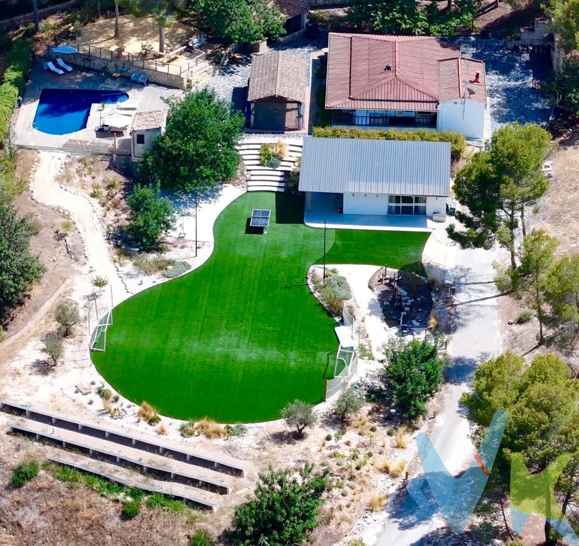 . Inversión de Alta Rentabilidad o la Finca de Recreo Definitiva con Vistas Panorámicas. Ubicada en una posición privilegiada en la zona de Los Pertigueros, junto al icónico Puerto de la Cadena (El Palmar), esta propiedad combina a la perfección la calma de un entorno verde, fresco y rodeado de vegetación, con unas vistas espectaculares hacia la ciudad de Murcia. Una finca versátil, autosuficiente y totalmente acondicionada tanto para el disfrute familiar como para el sector de eventos privados y turismo vacacional.  CARACTERÍSTICAS PRINCIPALES.  * Superficie de Parcela: 3.000 m² ajardinados y equipados al detalle.  * Vivienda Principal:.    * 4 dormitorios amplios y luminosos.    * 3 baños completos.    * Concepto abierto: Cocina americana integrada a un gran salón con chimenea.    * Terraza exterior con vistas panorámicas a la ciudad.    * Aire acondicionado instalado.    * Chimenea.  ESPACIOS EXTERIORES Y EVENTOS. El exterior está meticulosamente diseñado y optimizado para albergar eventos de cualquier tipo:.  * Piscina de Cloración Salina: Con zona de vestuarios, baño independiente y vistas despejadas a Murcia.  * Sala Independiente para Eventos (50 m²): Espacio completamente diáfano e insonorizado, ideal para celebraciones, presentaciones o reuniones privadas sin molestar el descanso de la vivienda principal.  * Zona Barbacoa: Equipamiento súper completo listo para gran aforo.  * Bodega de Vino: Construcción artesanal en ladrillo manual con encanto rústico.  * Para los más pequeños: Zonas infantiles dedicadas y una exclusiva casita en el árbol dotada con su propio baño.  EFICIENCIA Y AUTOSUFICIENCIA.  * Energía Solar: Instalación de placas solares para un consumo sostenible y un gasto energético mínimo.  * Recursos Hídricos: Depósito/pozo de agua de 16.000 litros y sistema de riego por goteo en toda la vegetación de la finca.  OPORTUNIDAD DE INVERSIÓN. Debido a sus características únicas (sala insonorizada, zona exterior para celebraciones, casita en el árbol y capacidad de alojamiento), esta propiedad ofrece un potencial de rentabilidad sobresaliente:.  * Explotación como finca de eventos: Bodas intimas, eventos corporativos, cumpleaños y celebraciones privadas.  * Alquiler vacacional / Turístico: Alta demanda durante todo el año por su microclima fresco y cercanía a los accesos principales hacia Murcia y la costa. . Comercialización en multidifusión:. Por mandato expreso del propietario, este inmueble se comercializa en multiexclusiva, lo que garantiza un acceso completo a la información, un servicio profesional y una gestión ordenada, sin interferencias de terceros. Si eres agente inmobiliario y tienes un cliente interesado, estaremos encantados de colaborar. Contáctanos sin compromiso. Una compra tranquila y bien acompañada. Al contactar directamente con nosotros, evitarás molestias innecesarias a la propiedad. Nos encargamos de toda la intermediación, facilitándote la documentación, la información necesaria y un trato cercano, claro y sin complicaciones. Te informaremos con total transparencia de todos los aspectos de la compra, incluidos gastos y honorarios de agencia para que tomes decisiones con calma y seguridad. Nuestra forma de trabajar se basa en algo muy sencillo:. Calma → la tranquilidad de comprar tu vivienda con acompañamiento profesional en todo el proceso con nosotros.  Información legal. La descripción del inmueble y las imágenes publicadas tienen carácter meramente informativo y no contractual. El precio ha sido fijado por la propiedad y podría sufrir variaciones hasta su formalización en contrato de compraventa.  Gastos de la compra. Impuestos (ITP). Con bonificación: 3 %. Sin bonificación: 7,75 %. Notaría y Registro: aprox. 1.000 €. Honorarios de agencia: 3 % + IVA, con un mínimo de 3.000 € + IVA (No incluidos en el precio de venta). 