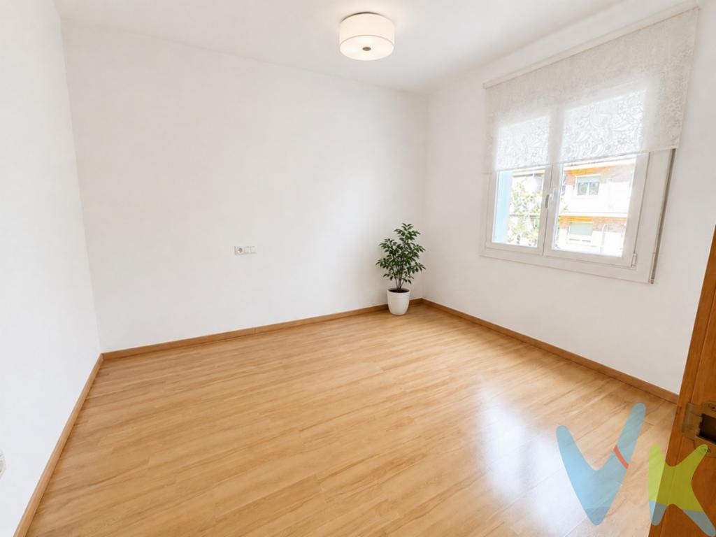 Descubre esta excelente oportunidad de adquirir una vivienda amplia, luminosa y perfectamente ubicada en una de las zonas más prácticas y bien comunicadas de Barcelona. Se trata de un piso de 85 m² construidos y 73 m² útiles según catastro, ideal para familias, parejas o incluso como inversión, gracias a su distribución funcional y su entorno privilegiado.La vivienda se encuentra en una finca con ascensor y destaca por su cómoda distribución. Dispone de tres habitaciones dobles, espaciosas y versátiles, perfectas como dormitorios, despacho o zona de estudio. El salón-comedor resulta acogedor y muy luminoso, gracias a su excelente orientación, que permite disfrutar de sol de tarde y aporta una agradable entrada de luz natural durante gran parte del día.Cuenta con una cocina independiente, práctica y bien distribuida, ideal para quienes valoran espacios separados. El baño ha sido actualizado y dispone de plato de ducha, ofreciendo comodidad y funcionalidad. Entre sus acabados destacan los suelos de parquet, las ventanas de aluminio con doble acristalamiento Climalit, que garantizan un buen aislamiento térmico y acústico, y la puerta principal blindada, que aporta un extra de seguridad.La ubicación es uno de sus grandes atractivos. Rodeado de todo tipo de servicios: Mercadona, Lidl, Área de Guissona, colegios, comercios de proximidad y restauración, además de estar a solo una estación del Centro Comercial Glòries. A pocos pasos se encuentra la conocida calle peatonal Rogent, una de las zonas más dinámicas del barrio, con numerosos negocios y ambiente de barrio consolidado.La conexión en transporte público es inmejorable: metro en la puerta con acceso directo a la línea lila (L2) ?EUR? Encants, a una estación de la L5 (Sagrada Família) y a una estación de la L1 (Clot), además de varias líneas de autobús que facilitan cualquier desplazamiento por la ciudad.Una vivienda lista para entrar a vivir, con todas las comodidades y en una ubicación estratégica.Características principales85 m² construidos / 73 m² útiles según catastroFinca con ascensor3 habitaciones doblesCocina independiente1 baño con plato de duchaSuelos de parquetVentanas de aluminio con ClimalitPuerta principal blindadaMuy luminosoSol de tardeExcelente comunicación en metro (L2, L5 y L1)Varias líneas de autobúsA una estación del Centro Comercial GlòriesJunto a la calle peatonal RogentTodos los servicios cercanos: Mercadona, Lidl, Área de Guissona, colegios y comerciosLocalización de inmuebles: c/Valencia esquina Dos de Mayo. Estado del inmueble - Buen estado. Superficie construida - 85m2, utiles 73m2 Según Catastro. Certificado eficiencia energética - E- 125 KW y D - 22 kg  Cedula -CHB05772520001** API 3536 AICAT 11998Ofrecemos acompañamiento en todo el proceso de compra-venta para que nuestros clientes se sientan bien asesorados. Desde la primera visita para encontrar Tu hogar que se ajuste a tus necesidades, la negociación de precios, contratos, Escritura. También estamos presente en los extras que conllevan una compra como, búsqueda de financiación y profesionales para las reformas que su nueva vivienda pueda necesitar.   HONORARIOS DE LA INMOBILIARIA INCLUIDOS EN EL PRECIO DE VENTA *** gastos de compra venta no incluidos en el precio -para más información sobre gastos consulta la web gencat.cat *** El mobiliario que aparece (si apareciera) en las fotografías no se encuentra incluido en el precio de venta salvo que lo aclare en la descripción.