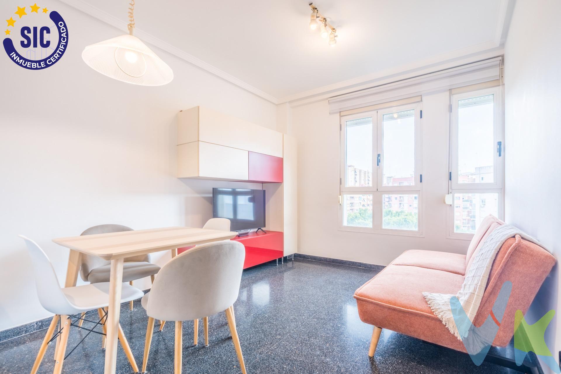 Descubra el placer de vivir en una de las ubicaciones más cotizadas y elegantes de Valencia. Este espectacular apartamento, situado en la sexta planta de un edificio de lujo en la calle Antonio Suárez, ofrece una combinación perfecta de sofisticación, comodidad y calidad de vida. La vivienda se encuentra en perfecto estado y se entrega completamente amueblada y equipada con un gusto impecable. Olvídese de mudanzas complicadas: está diseñado para que pueda disfrutarlo desde el primer minuto. Solo tiene que traer sus maletas. Distribución elegante y optimizada:. * Salón comedor luminoso con amplias vistas despejadas al parque. * Cocina americana moderna, integrada y totalmente equipada, ideal para el día a día o para recibir visitas. * 1 dormitorio principal confortable y con excelente luz natural. * 1 baño completo independiente, moderno y funcional.  🏢 Un edificio premium con servicios de lujo. El inmueble se ubica en una finca señorial que destaca por su diseño y su excelente comunidad. Cuenta con servicio de conserjería diario, lo que garantiza una atención personalizada, gestión de paquetería y un nivel de seguridad y tranquilidad superior. Además, la propiedad incluye de forma inseparable:. * Plaza de garaje en el mismo edificio (comodidad absoluta en la zona). * Trastero privado de gran capacidad de almacenaje. 📍 Ubicación privilegiada: El lujo de tenerlo todo a un paso. Vivir aquí significa disfrutar de un entorno fantástico con todos los servicios imaginables (gastronomía de primer nivel, supermercados, boutiques y centros de salud) y una conectividad inmejorable:. * Naturaleza en la puerta: Al lado del Jardín del Turia, el parque urbano más grande de España, un pulmón verde inmenso para pasear, relajarse o hacer deporte. * Conexión total: Junto a la Avenida de Aragón, con paradas de metro y autobús prácticamente en la puerta. * Paseando al centro: A tan solo 20 minutos andando del corazón de Valencia. Una oportunidad excepcional tanto para profesionales que buscan un hogar exclusivo listo para habitar, como para inversores que desean un activo de alta rentabilidad y nula inversión en reformas. 