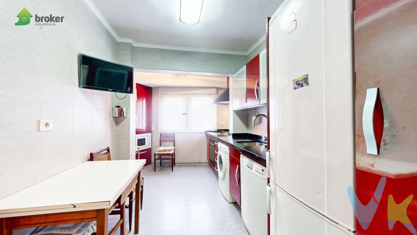 CRUCES, PARA ENTRAR A VIVIR, CON 3 HABITACIONES, ASCENSOR A COTA 0 Y PARCELA DE GARAJE
¡¡¡ EXCLUSIVA !!!  INMOBILIARIA BROKER te ofrece esta vivienda en el barrio de La Paz de Cruces, COMPLETAMENTE EXTERIOR, rodeada de parques y zonas verdes, muy soleada y con vistas excepcionales.
Sus 85 metros (según catastro) están distribuidos en 3 habitaciones (una de ellas con ARMARIO EMPOTRADO), salón comedor, cocina de buen tamaño completamente equipada y un baño. Cuenta además con una buena DESPENSA en la entrada, ideal para almacenaje.
La vivienda se encuentra en MUY BUEN ESTADO. Puedes entrar a vivir dándole tu toque personal, sin necesidad de meterte en reformas. Las ventanas son de madera Climalit, los suelos de tarima de elondo y dispone de CALEFACCIÓN DE GAS NATURAL con caldera individual.
El edificio cuenta con DOS ASCENSORES A COTA 0 renovados recientemente y VIDEOPORTERO.
En el precio está incluida una PARCELA DE GARAJE de concesión municipal.
TENEMOS LLAVES, para que lo veas con tranquilidad, así que llámanos cuanto antes y concertamos una visita.
Usamos tecnología 3D, para que puedas ver la vivienda con total realidad. Así, en la visita todo será más fácil a la hora de tomar decisiones.
Gastos de gestión de 3.500 euros (+IVA) a cargo del comprador, no incluidos en el precio.
Colegiado API 584. Trabaja con verdaderos profesionales.