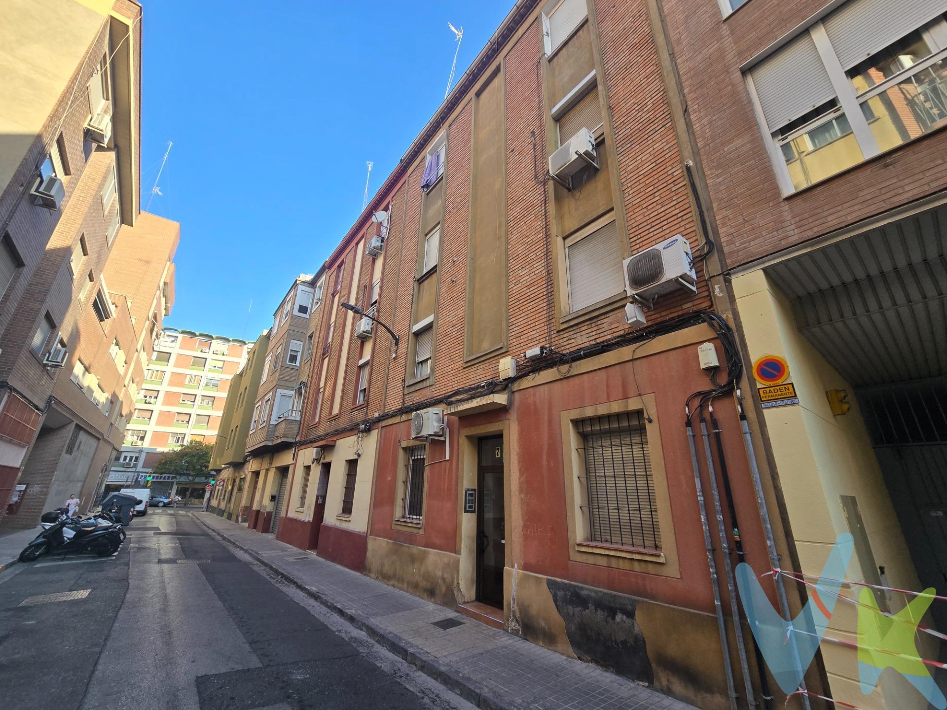 CALLE CACERES.- Piso exterior para entrar a vivir de 50m² útiles. La vivienda esta distribuida en salón, cocina equipada, dos dormitorios y un baño. La calefacción es por radiadores eléctricos y el agua caliente por termo. Segunda planta sin ascensor. Ideal inversionistas!!!. No dejes de ver la visita virtual 360º donde podrás ver con todo detalle esta vivienda. Gastos e impuestos no incluidos. A título orientativo, en segundas transmisiones, el comprador abonará: Impuesto sobre Transmisiones Patrimoniales (ITP), tipo general en Aragón al 8% (*). Base de cálculo: mayor valor entre precio de compraventa o valor de referencia catastral. Gastos de Notaría y Registro: Aranceles variables según precio, número de copias y complejidad; cálculo según tarifas normativas. Si se precisa hipoteca: Tasación, condiciones y costes bancarios según entidad elegida por el comprador; así como gastos de gestoría y cualesquiera otros inherentes a la compraventa. No se incluyen otros gastos o tributos que puedan por Ley corresponder al comprador. Operación sujeta a doble mediación. Existen honorarios a cargo del comprador, salvo pacto en contrario, no incluidos en PVP. El consumidor conforme a la normativa vigente podrá solicitar información y documentación adicional relativa al inmueble, sus características, condiciones de la operación y del servicio de mediación en la oficina y/o a través de nuestro teléfono de contacto o mail. La agencia actúa exclusivamente como intermediaria en la compraventa, cuyas condiciones, en todo caso, estarán sujetas a la aceptación expresa del vendedor del inmueble y posterior formalización del contrato. La información suministrada se corresponde con la disponible a la fecha de publicación, pudiendo variar en función de las circunstancias o actualizaciones legales, contractuales y fiscales. Anuncio de carácter meramente informativo. Para una información exhaustiva sobre el funcionamiento, tipos impositivos y bonificaciones del ITP en Aragón, puede consultar el portal oficial de la Agencia Tributaria Autonómica. Tarifas notariales y registrales reguladas en el Anexo I del Real Decreto 1426/1989 y Anexo I del Real Decreto 1427/1989, respectivamente. Anuncio no vinculante, puede contener errores.