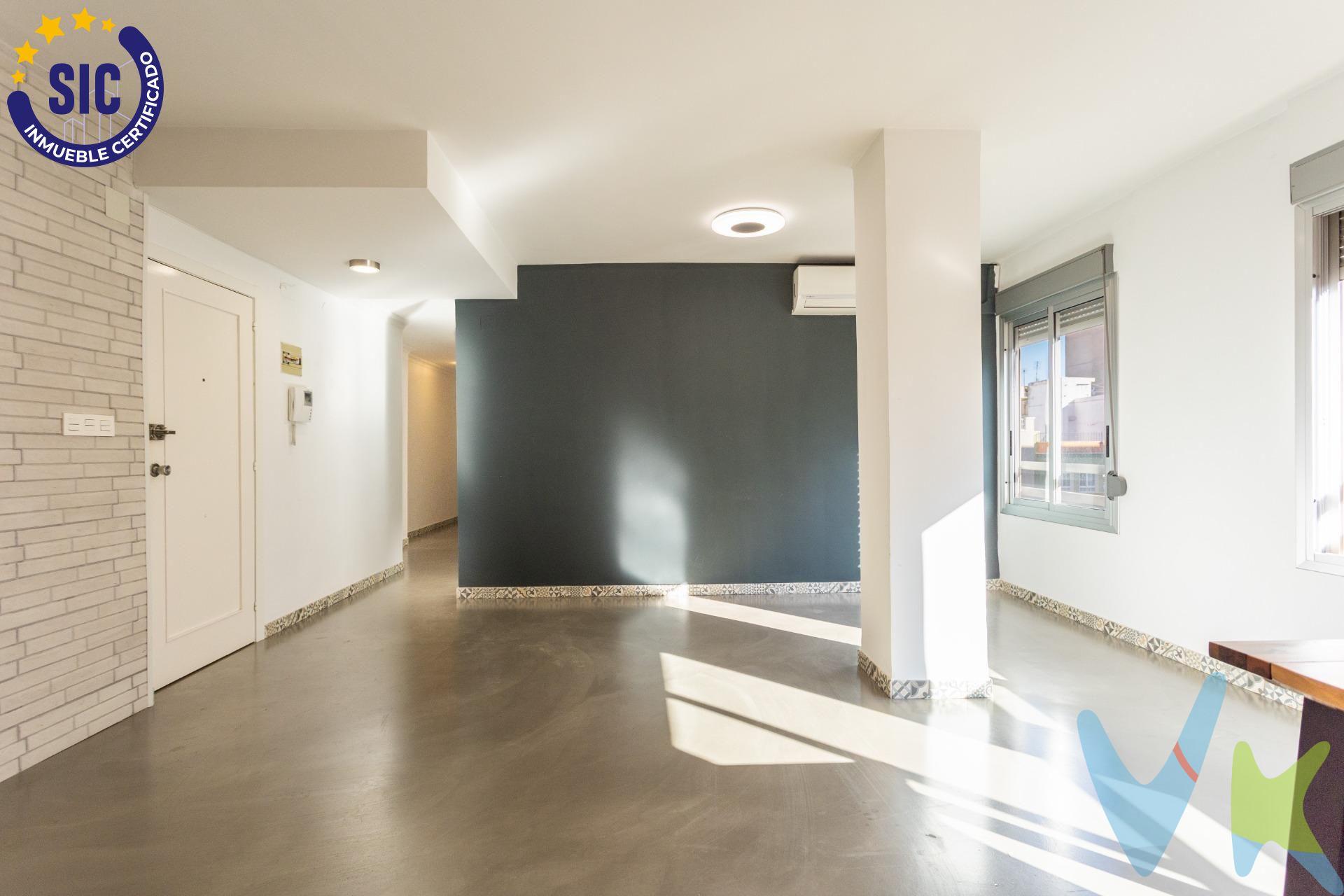 ¡Espectacular vivienda reformada en un sitio privilegiado!. Si buscas un hogar con ESTILO, AMPLITUD y UBICACIÓN INMEJORABLE, esta vivienda REFORMADA es justo lo que necesitas. Situada en pleno centro, disfrutarás de la comodidad de tener todos los servicios, comercios y transporte a solo unos pasos. La propiedad cuenta con dos amplios dormitorios y dos baños , ofreciendo comodidad y funcionalidad.  El salón espacioso y lleno de LUZ NATURAL es ideal para disfrutar del hogar,  y la cocina independiente, totalmente equipada , combina diseño y confort. Gracias a su distribución completamente EXTERIOR , la vivienda ofrece una luminosidad excepcional en todas las estancias. No pierdas la oportunidad de vivir en un espacio exclusivo, con todas las ventajas de una ubicación inmejorable. ¡Ven a visitarla y enamorarte de tu próximo hogar! 🏡✨. La descripción y los datos del presente inmueble tienen carácter meramente informativo y en ningún caso contractual. En el precio de la vivienda no están incluidos los honorarios de agencia, gastos de compraventa y/o financiación. Por mandato expreso del propietario, comercializamos este inmueble en exclusiva compartida, lo que garantiza un servicio de calidad, un trato fácil y personalizado, una gran difusión en nuestras redes compartidas y sin interferencias de terceros. Por este motivo se ruega no molestar al propietario, a los ocupantes de la propiedad, a los vecinos o conserjes del edificio si los hubiera. Si eres una agencia, llámanos colaboraremos contigo. . Muchas gracias. 