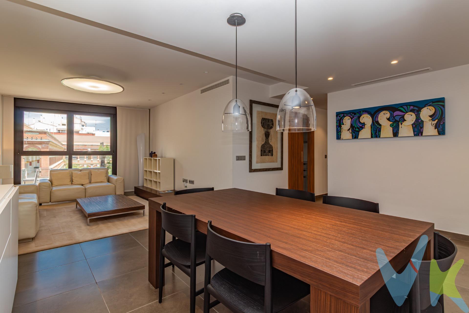 Descubre este impresionante piso en el corazón de Castellón, un hogar diseñado para quienes buscan comodidad y estilo. Con una superficie construida de 113 m², esta propiedad cuenta con dos amplias habitaciones dobles que ofrecen la máxima tranquilidad. Su salón luminoso de 36 m² es perfecto para disfrutar momentos inolvidables con amigos y familiares. La cocina independiente está totalmente equipada y destaca por sus acabados modernos; ideal para los amantes del buen comer. Disfruta del lujo diario gracias al suelo radiante y a la climatización por conductos que aseguran tu confort durante todo el año. El inmueble se encuentra en perfecto estado, listo para entrar a vivir, con doble orientación Norte-Sur lo que garantiza luz natural durante todo el día. Además, tendrás acceso inmediato a servicios como colegios cercanos e instalaciones médicas sin sacrificar la paz urbana ni las vistas desde tus ventanas. Incluye también parking privado y trastero, donde podrás almacenar todos esos objetos personales, este espacio no solo proporciona funcionalidad sino también tranquilidad ante cualquier eventualidad inesperada o simple acumulación diaria. No pierdas esta oportunidad única, ¡ven a verlo hoy mismo!