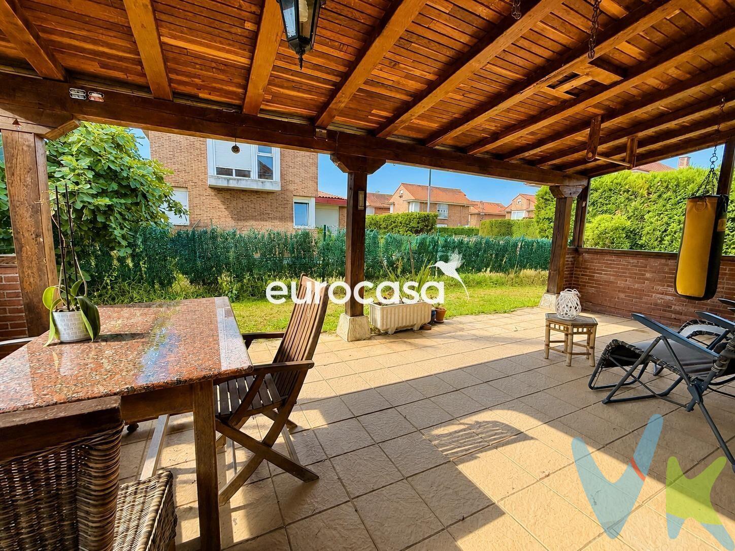 ESPACIOS PARA VIVIR. RINCONES PARA SER FELIZ. UN HOGAR PARA SIEMPRE. Si buscas un chalet en venta en Herrera de Camargo con jardín, amplios espacios y una ubicación tranquila a pocos minutos de Santander, esta vivienda situada en Las Presas reúne todo lo necesario para disfrutar de una excelente calidad de vida. Con aproximadamente 230 m² distribuidos en dos plantas, este chalet independiente ofrece 4 dormitorios, 3 baños, un amplio salón lleno de luz natural, cocina independiente con zona de comedor, despensa y garaje privado. Además, dispone de una espectacular bajocubierta diáfana de unos 100 m², ideal para crear un despacho, gimnasio, sala de juegos o cualquier espacio adaptado a tus necesidades. En el exterior encontrarás un cuidado jardín de aproximadamente 400 m² y un magnífico porche, perfectos para disfrutar del aire libre, reuniones familiares o momentos de descanso con total privacidad. Todas las estancias son exteriores, proporcionando una excelente ventilación y abundante luz natural durante todo el año. La fachada de ladrillo caravista aporta un estilo atemporal, gran durabilidad y un mantenimiento reducido. Ubicado en una tranquila zona residencial de Herrera de Camargo, el chalet cuenta con parada de autobús muy próxima y excelentes conexiones con Santander, permitiendo disfrutar de la tranquilidad sin renunciar a la cercanía de todos los servicios. Una oportunidad única para quienes desean comprar un chalet en Camargo, vivir rodeados de naturaleza y disponer de espacio, comodidad y privacidad para toda la familia. 📞 Contacta con nuestra inmobiliaria en Cantabria para solicitar más información o concertar una visita.