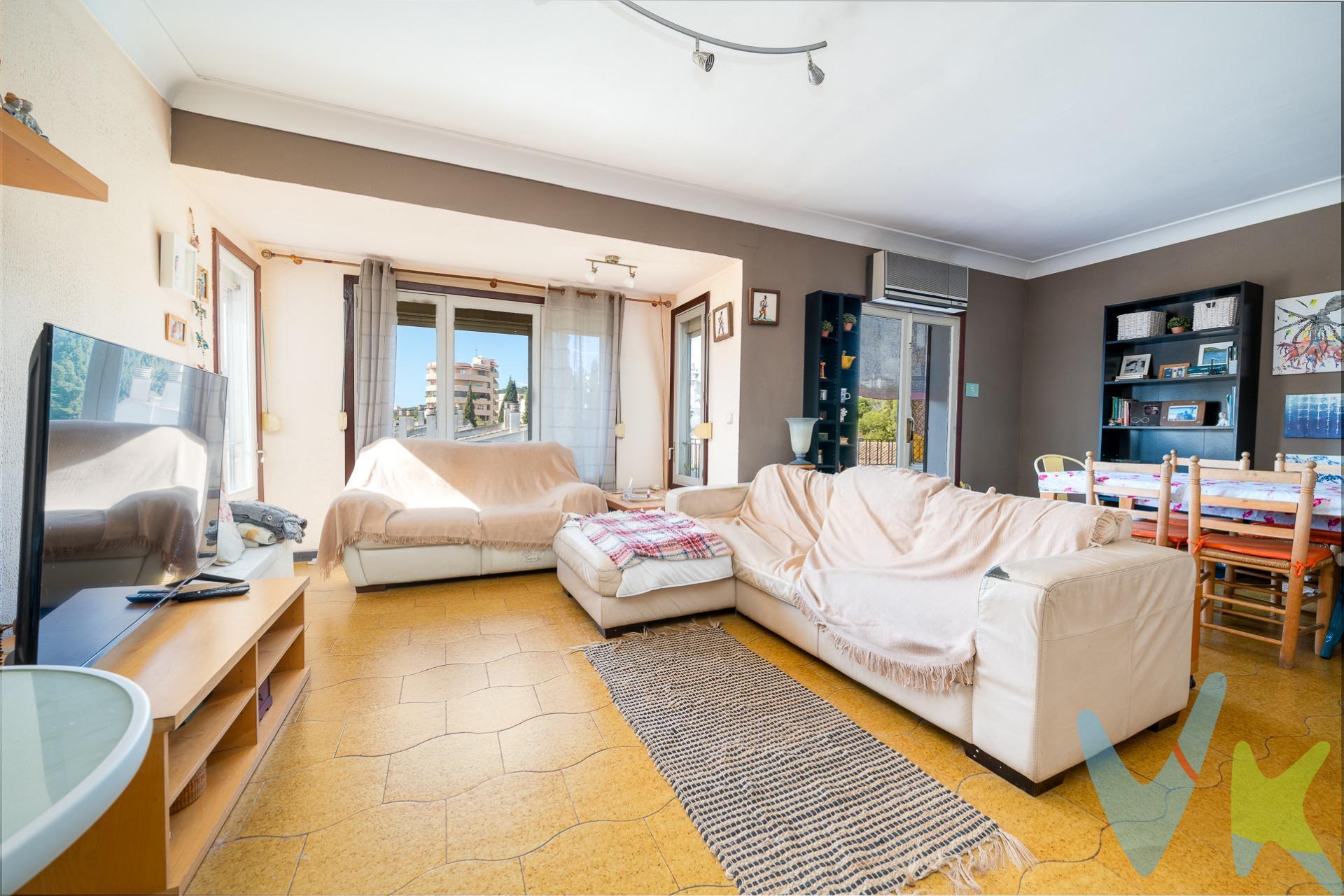 ¿Quieres vivir cerca de Zona Colegios y en uno de esos barrios que se valoran con el tiempo? Te presentamos un amplio piso de 124 m2 en Son Armadams, zona que se caracteriza por su equilibrio entre calma y cercanía al centro, además de estar muy próximo a las mejores escuelas de la capital. . La vivienda se distribuye en 3 habitaciones —dos dobles y 1 individuales— y dos baños completos. En su origen disponía de 5 dormitorios. Los espacios son generosos y permiten repensar la distribución con facilidad, algo especialmente interesante para quien quiera adaptar la casa a su propio ritmo de vida y estilo. . El piso se encuentra para actualizar, lo que da margen para intervenir con criterio y crear un espacio más actual sin partir de cero. Más que una desventaja, es una oportunidad para decidir cómo quieres vivirlo. Son Armadams mantiene un carácter residencial, con edificios consolidados y calles tranquilas, pero a pocos minutos de zonas como Santa Catalina o el Paseo Marítimo. Es una ubicación que permite moverse andando en el día a día, con comercios, servicios y transporte bien integrados. Una vivienda con base sólida en un entorno que sigue siendo una apuesta segura dentro de Palma de Mallorca. *El precio de venta (399.000 €) incluye los honorarios de agencia, asumidos por la propiedad. No incluye los impuestos ni los gastos de compraventa a cargo del comprador: ITP (Impuesto de Transmisiones Patrimoniales) con un tipo efectivo aproximado entre el 8% y el 10%, así como gastos notariales y registrales (en torno al 1%–1,5%). Importes orientativos sujetos a la normativa vigente y a las circunstancias particulares del comprador.