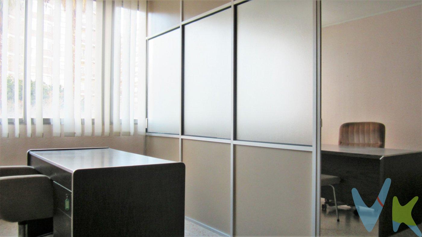 Local en entreplanta de edificio con nueve plantas y una antigüedad que data de 1.975.  Orientación Suroeste y separado 57 metros del edificio más próximo, que unido a la amplitud de huecos de fachada garantiza una especial luminosidad de las estancias.  Distribuido interiormente en tres oficinas con 43, 44 y 38 metros útiles respectivamente y conectados a través de pasillo común, al que se accede desde zaguán privativo y escalera. Comparten además dos aseos independientes.  Buen estado de conservación y uso polivalente por su configuración y superficie.  Situado frente a plaza pública, rodeado de todo tipo de servicios y transporte público, a escasos 600 metros del centro urbano. (*) Cláusula de Transparencia y Desglose de Gastos. En cumplimiento de las obligaciones de información previstas en la Ley 10/2025, de 28 de diciembre, de servicios de atención a la clientela y transparencia, así como en la normativa sectorial vigente, se hace constar que el precio indicado no incluye los gastos e impuestos inherentes a la adquisición, los cuales se desglosan a continuación:. - Impuesto sobre Transmisiones Patrimoniales (ITP): Se aplicará el tipo impositivo vigente en la Comunidad Valenciana, generalmente el 10%, sin perjuicio de tipos reducidos aplicables según las circunstancias personales del comprador o las características del inmueble. El impuesto se devenga sobre el Valor de Referencia Catastral o el precio de venta, aquel que resulte superior. Para una información exhaustiva sobre el funcionamiento, tipos impositivos y bonificaciones del ITP, puede consultar el portal oficial de la Agencia Tributaria autonómica en el siguiente enlace: www.atv.gva.es/es/itpajd. - Gastos de Notaría: Los honorarios notariales se calcularán conforme al arancel oficial regulado en el Anexo I, del Real Decreto 1426/1989, de 17 de noviembre, por el que se aprueba el arancel Notarial. - Gastos de Registro: La inscripción en el Registro de la Propiedad se facturará según el arancel oficial establecido en el Anexo I, del Real Decreto 1427/1989, de 17 de noviembre, por el que se aprueba el arancel de los Registradores de la Propiedad. - Gastos de Gestión: Los honorarios por la tramitación administrativa, liquidación de impuestos e inscripción registral, en el supuesto de ser a cargo de la agencia inmobiliaria, ascienden a 302,50 € (IVA incluido). - Honorarios Agencia del Vendedor: incluidos en el precio publicado. - Honorarios Agencia del Comprador: Se informa que eventualmente podrían existir honorarios profesionales a cargo del adquirente, en aquellos casos en que se hubieran contratado previamente los servicios específicos del encargo de compra y en ningún caso estarán vinculados al precio.  