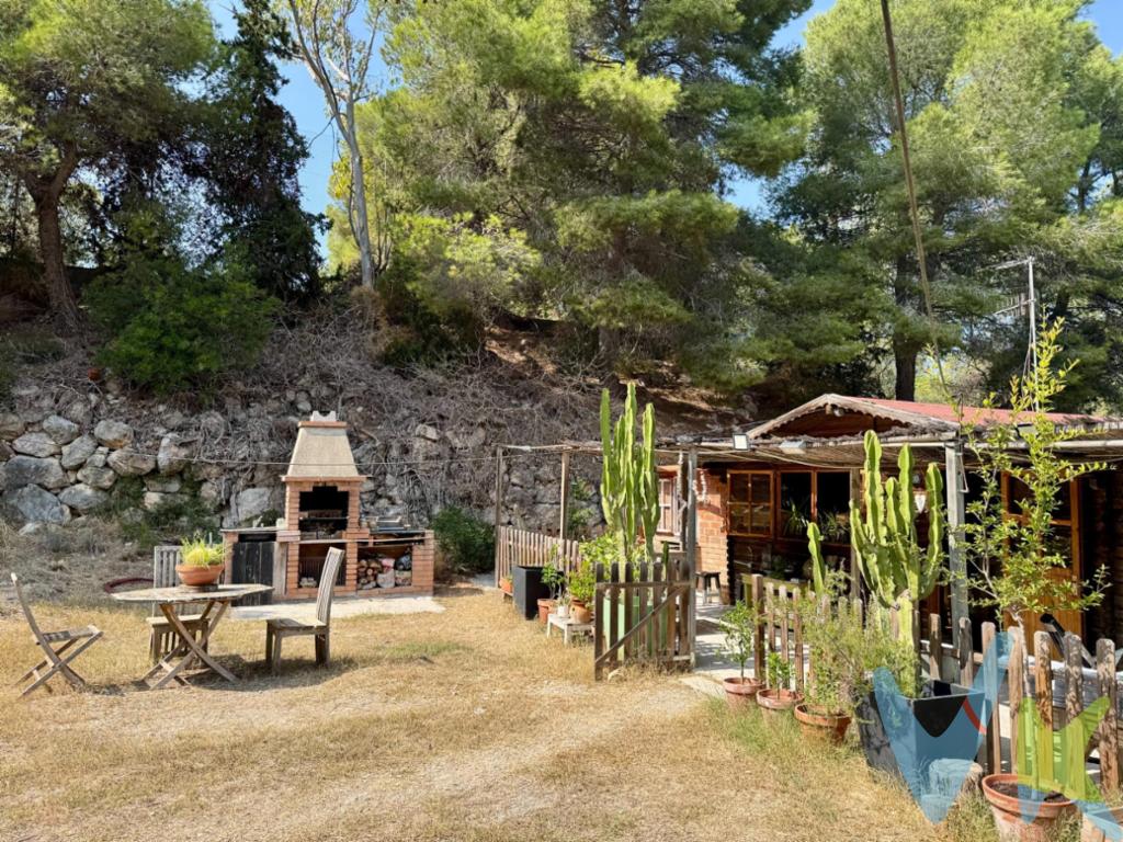 Oportunidad única de inversión en la exclusiva zona de Sitges. Esta parcela actualmente tiened 1.121 m² y se presenta como un excelente proyecto para inversores que buscan aprovechar el momento urbanístico del área. Aunque actualmente cuenta con una construcción de casa de madera y algunos servicios, totalmente vallada y con un pequeño huerto. Su ubicación privilegiada y las normativas actuales permiten explorar diversas opciones inmobiliarias a futuro que si está interesado le explicaremos detalladamente. A solo minutos del centro urbano y rodeado por amenidades esenciales, este terreno ofrece una perspectiva prometedora para quienes deseen diversificar su portafolio inmobiliario. No deje pasar esta valiosa oportunidad; contáctenos para más información sobre el proceso y los posibles usos futuros. . NOTA:. En los importes indicados no se hayan incluido los impuestos y tasas aplicables a la compra o alquiler del bien inmueble. Las fotografías, vídeos, planos y demás documentación gráfica pueden no corresponder con la realidad actual, así como los metrajes y superficies, y no tienen carácter contractual. Salvo indicación contraria, los muebles y equipamiento que aparecen en el anuncio no están incluidos en el precio. Tampoco están incluidos en el precios los gastos e impuestos de formalización de la compraventa : IVA, ITP, Notario, Registro, etc.