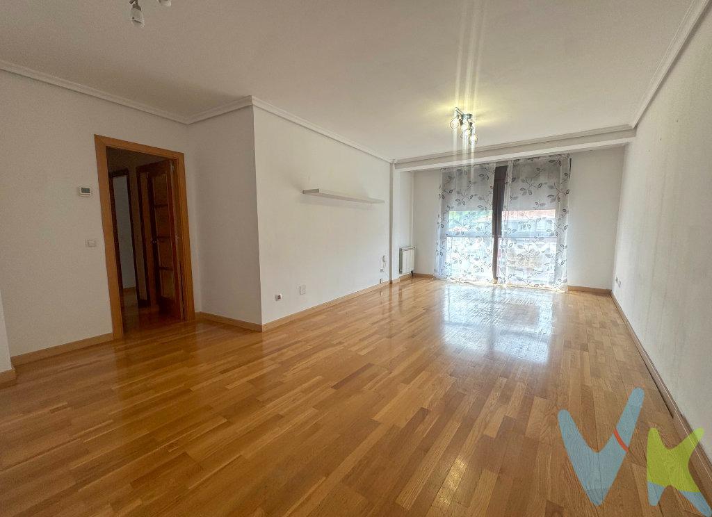 Luz, espacio y ubicación perfecta en Los Corrales de Buelna. Imagina vivir en un piso donde todo está pensado para hacerte la vida fácil: espacios amplios, llenos de luz natural, en pleno centro de Los Corrales, con todo lo que necesitas a un paso. Este piso en la calle La Paz lo tiene todo:.  - 3 habitaciones cómodas y luminosas.  - 2 baños, ideales para el día a día.  - Un balcón con acceso a un práctico trastero en la misma planta.  - Orientación sur, para disfrutar de sol durante todo el día.  - Cuarta planta con ascensor.  - Posibilidad de adquirir garaje en el mismo edificio por solo 25.000 €. Además, el edificio cuenta con un gran patio comunitario, perfecto para que los niños jueguen o simplemente desconectar al aire libre sin salir de casa. Ubicado en el corazón de Los Corrales de Buelna, estarás rodeado de servicios: supermercados, farmacia, centro de salud, colegios, zonas verdes… y la estación de autobuses justo al lado.  Ya sea que busques tu nuevo hogar o una buena inversión, este piso es una oportunidad que merece la pena ver en persona. ¿Te gustaría visitarlo? Llámanos o ven a descubrir todo lo que este espacio tiene preparado para ti. Gastos de la transacción:. Compra sujeta al Impuesto de transmisiones patrimoniales. El adquiriente se hará cargo del coste de la escritura y su inscripción en el Registro de la Propiedad.