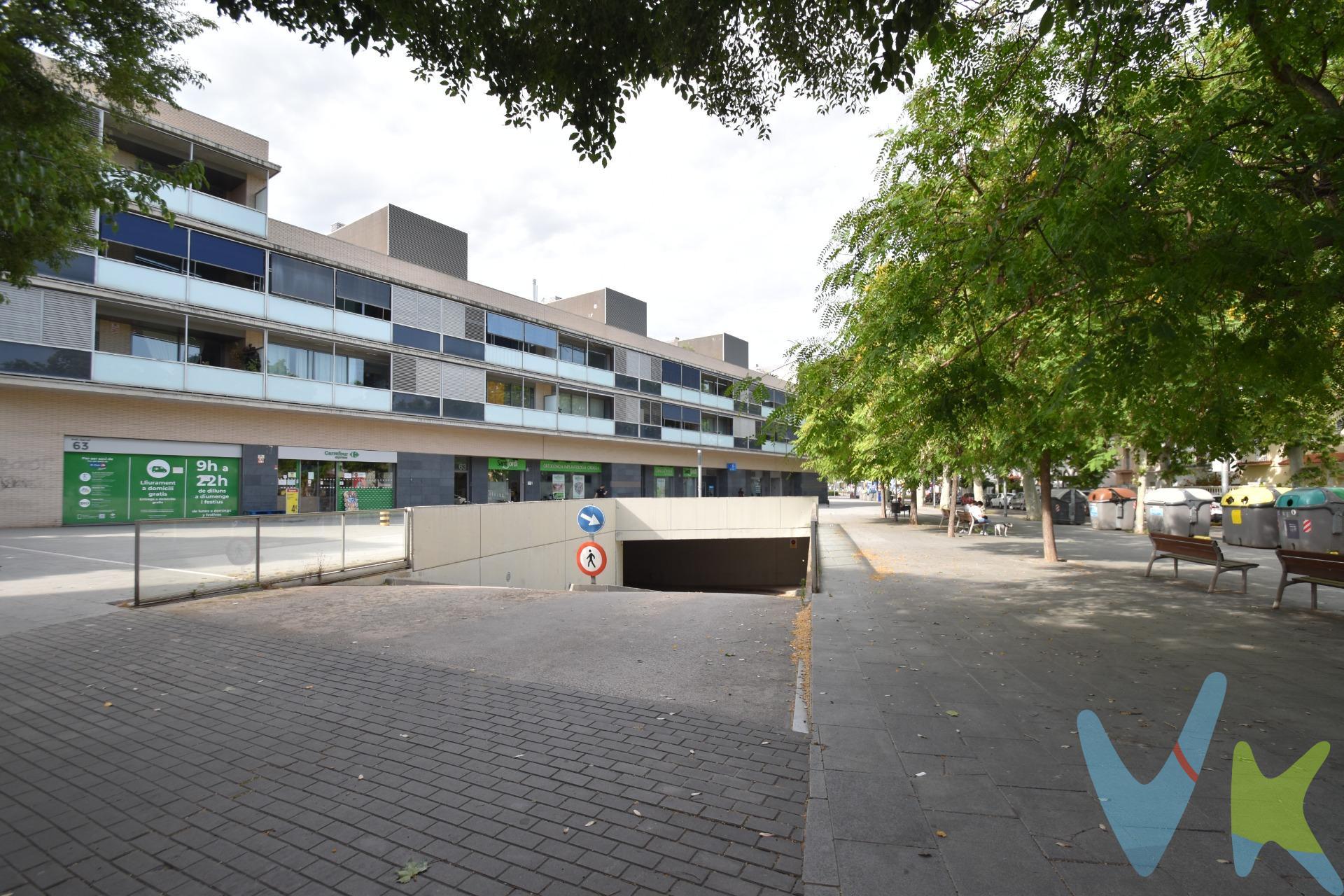 ¿Cansado de dar vueltas buscando aparcamiento? ¡Tu solución está aquí!. ¡Plaza de parking en venta! . Olvídate del estrés, las multas y el tiempo perdido. Aparca de forma rápida, segura y cómoda. Perfecta para tu día a día, tu vehículo quedará aparcado en un lugar seguro y exclusivo. Tu tranquilidad estará garantizada. . Protege tu coche o moto de la intemperie, robos y golpes. Espacio amplio, fácil acceso y ¡siempre disponible para ti!. Ubicación privilegiada, en la Rambla Sant Jordi. Plaza para coche grande situada en la segunda planta de un moderno conjunto de edificios.  . ¡No dejes escapar esta oportunidad! Una inversión que te ahorrará tiempo y preocupaciones. Invierte inteligentemente en tu comodidad y la seguridad de tu patrimonio. LLama ahora ¡Tu paz mental no tiene precio!. El precio no incluye impuestos (ITP, IVA y AJD), ni los gastos de notario ni los de registro.