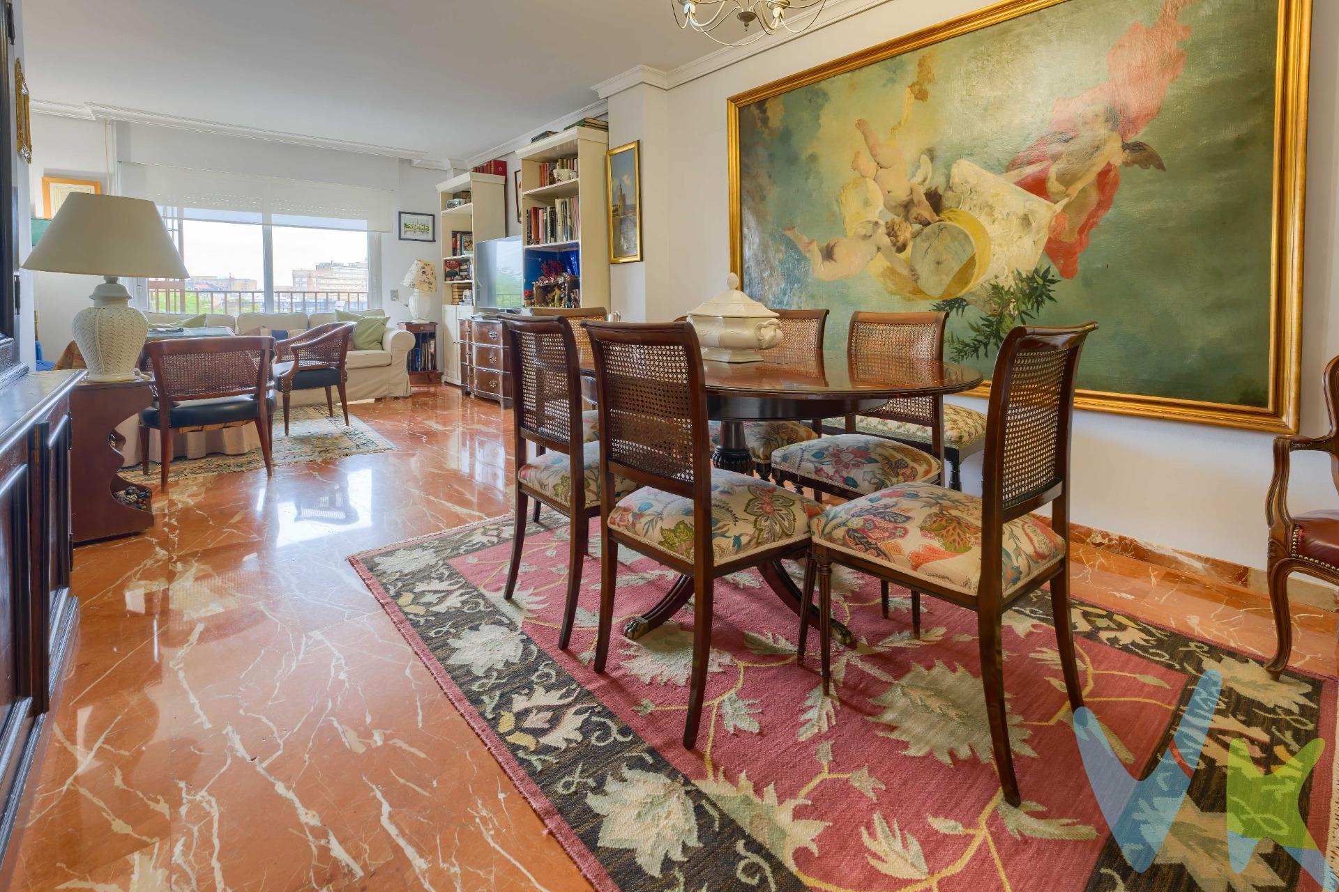 . Precioso piso en un magnífico edificio de viviendas en la calle Periodista Ramón Resa, paralela a Avda. Reina Mercedes. Fue totalmente reformado en el año 2.000, con buenas calidades: mármol rojo, ventanas de aluminio con doble cristal, rejas y persianas, climatización FC centralizada, gas ciudad, placas solares, armarios empotrados, alarma, etc. Tiene un hall de entrada, un amplio salón con agradable terraza con vistas a La Palmera y orientación Este, cocina amueblada con lavadero, pasillo con armarios, dormitorio principal con armario empotrado y baño en suite, un dormitorio individual sin armario empotrado, otro dormitorio doble con armario empotrado y otro baño en pasillo con ventana. Los dormitorios y la cocina dan a un patio amplio y en muy buen estado, con mucha luz. Calificación energética "D". Muy cerca de las universidades de Reina Mercedes, de la Av. de La Palmera, del Hospital Virgen del Rocío y a un paso del centro de Sevilla. Rodeado de toso tipo de establecimientos comerciales y de ocio, y en una zona segura y de magnífico ambiente joven. Informamos a nuestros clientes que el precio de venta no incluye lo siguiente: honorarios de agencia, impuestos (el Impuesto de Transmisiones Patrimoniales, I. V. A. o A. J. D. , en su caso), otros gastos de la compraventa (gastos de registro de la Propiedad, Notaría, gestoría ni de posible financiación). Documento D. I. A. a disposición del consumidor según Decreto 218/2005 Junta de Andalucía.