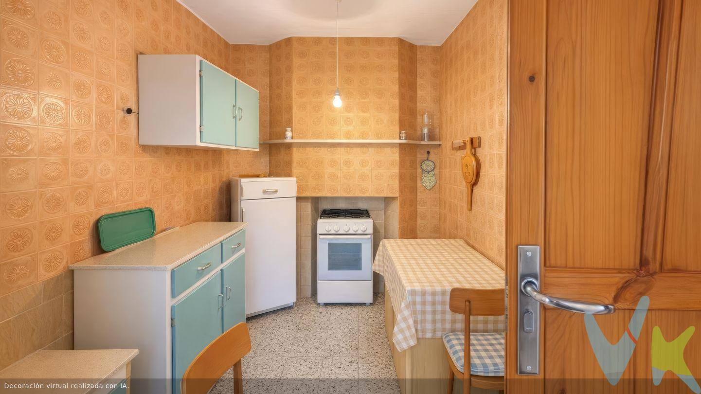 SAN PABLO DE LOS MONTES: O ENTIENDES ESTA CASA, O NO VENGAS!
 
¿Buscas una casa de revista? Error. Aquí lo que vendemos es un proyecto de vida, sudor y mucha satisfacción personal. Si eres de los que se asusta con un poco de escombro, mejor sigue haciendo scroll. Pero si tienes visión y un buen albañil en el Speed Dial, atento.
La realidad (sin filtros):

La fachada: Necesita un poco de cemento, cariño y un "pa’lante".
Baño "estilo vintage extremo": Está fuera, en el patio, como se hacían las cosas antes. Ideal si quieres sentir el aire puro de los Montes de Toledo en cada visita al roca. (Spoiler: te va a tocar reformarlo e integrarlo si no quieres pasar frío).
Cocina de museo: Tiene una pila de piedra auténtica. Solo eso ya vale un tesoro. Pero la vitrocerámica no la busques, porque no está.
El Establo: Donde antes dormía el mulo, ahora puedes montar el salón de tus sueños. Tú decides si quieres humanos o ganado, nosotros no juzgamos.
El misterio de la escalera: Hay una planta arriba con un patio de 20m² con vistas increíbles... pero la escalera está derruida. Primero la construyes, luego disfrutas del paisaje. Es el orden natural de las cosas.

Lo que la hace especial:

Ubicación Premium: En plenos Montes de Toledo. Aquí en verano se duerme con manta y en invierno la chimenea es la reina de la casa.
Potencial infinito: Puedes cerrar el patio, unir el establo, agrandar la casa y dejar un casoplón que será la envidia de todo San Pablo.
Orientación Este: Para que el sol te dé los buenos días mientras decides qué tabique tirar hoy.

Logística:???? A 50 km de Toledo | ???? A 80 km de Talavera | ???? A 120 km de Madrid.
Aviso a navegantes:

Honorarios de intermediación: No incluidos (el trabajo se paga, como el cemento).
Financiación: Tenemos financiera propia para hacer tu sueño realidad... pero ya te avisamos: prepara al albañil, que de esta no te salva ni la Virgen de Gracia.

¿Tienes el martillo preparado? Llámanos y ven a ver el diamante más en bruto de toda la provincia. ????????????
 

Gastos totales de compra 10.530€ aproximadamente
Arras Penitenciales 5.000€ a descontar del precio de venta.
señal, oferta y negociación 1.000€ a descontar de los honorarios.


ITP 5.400€
Notaria y registro 1.500€ aproximadamente
Honorarios de intermediación inmobiliaria (Doble Corretaje): Comprador 3.000 + 21% IVA 630€ = Total 3.630€
Arras penitenciales 5.000€

En Castilla-La Mancha, el Impuesto sobre Transmisiones Patrimoniales (ITP) se aplica en la compra de viviendas de segunda mano y tiene un tipo general del 9% sobre el precio de compraventa. Por ejemplo, una vivienda de 100.000 € implica pagar 9.000 € de ITP. Al ser un impuesto autonómico, la comunidad establece sus propios tipos, bonificaciones y exenciones. El impuesto se liquida mediante autoliquidación, presentando el formulario oficial junto con la escritura de compraventa y realizando el pago dentro del plazo establecido ante la Junta de Castilla-La Mancha.
¿Cuánto se paga de ITP en Castilla-La Mancha?
Entre las obligaciones tributarias de Castilla-La Mancha, el tipo general del ITP es del 9%. Esto significa que, al comprar tu nuevo hogar, tendrás que pagar un 9% del precio de compra de la vivienda como impuesto. Te explicamos cómo calcular el ITP en Castilla La Mancha a continuación.
Por ejemplo, si tu futura casa tiene un precio de 100.000 euros, el ITP que deberías pagar sería de 9.000 euros. Sin embargo, hay buenas noticias: existen bonificaciones y tipos reducidos en ciertas condiciones, lo que puede disminuir considerablemente este coste.
¿Existen bonificaciones en el ITP en Castilla-La Mancha?
En Castilla-La Mancha existen bonificaciones en el ITP (Impuesto sobre Transmisiones Patrimoniales), las cuales pueden suponer una gran noticia si estás pensando en comprar una vivienda. Estas bonificaciones están diseñadas para aliviar la carga fiscal sobre los compradores bajo ciertas condiciones, como ser parte de familias numerosas, ser una persona con discapacidad o adquirir la vivienda habitual bajo ciertos criterios. Además, es una forma de combatir la intensa despoblación de lugares ubicados en municipios incluidos en zonas que se están quedando sin gente.
 
Bonificación en el ITP en Castilla-La Mancha para jóvenes
Para los jóvenes menores de 36 años, existe una bonificación en el ITP (Impuesto sobre Transmisiones Patrimoniales) en Castilla La Mancha que reduce el tipo impositivo al 5%, en lugar del tipo general del 9%. Esta medida está diseñada para facilitar el acceso a la vivienda a los más jóvenes, haciendo más asequible la compra de su primer hogar.
Para acceder a esta reducción del impuesto de transmisiones patrimoniales, se debe confirmar que los jóvenes cumplan las siguientes condiciones:


Edad: Ser menor de 36 años en el momento de la compra de la vivienda.


Vivienda habitual: La propiedad adquirida debe destinarse a ser la vivienda habitual del comprador para aprovechar el ITP reducido del 5%. La bonificación se aplicará siempre que la vivienda no exceda de 180.000 euros.


Límites de ingresos: Puede haber restricciones basadas en el nivel de ingresos del comprador. Estas restricciones buscan asegurar que la bonificación beneficie a quienes más la necesitan.


Documentación adecuada: Es necesario presentar toda la documentación que acredite el cumplimiento de los requisitos anteriores, como el DNI para verificar la edad, la declaración de la renta para los ingresos, y documentos que acrediten que la vivienda será la residencia habitual.


A través de la reducción del ITP de Castilla la Mancha en primera vivienda se trata de ayudar a los jóvenes menores de 36 años a independizarse.


 
 