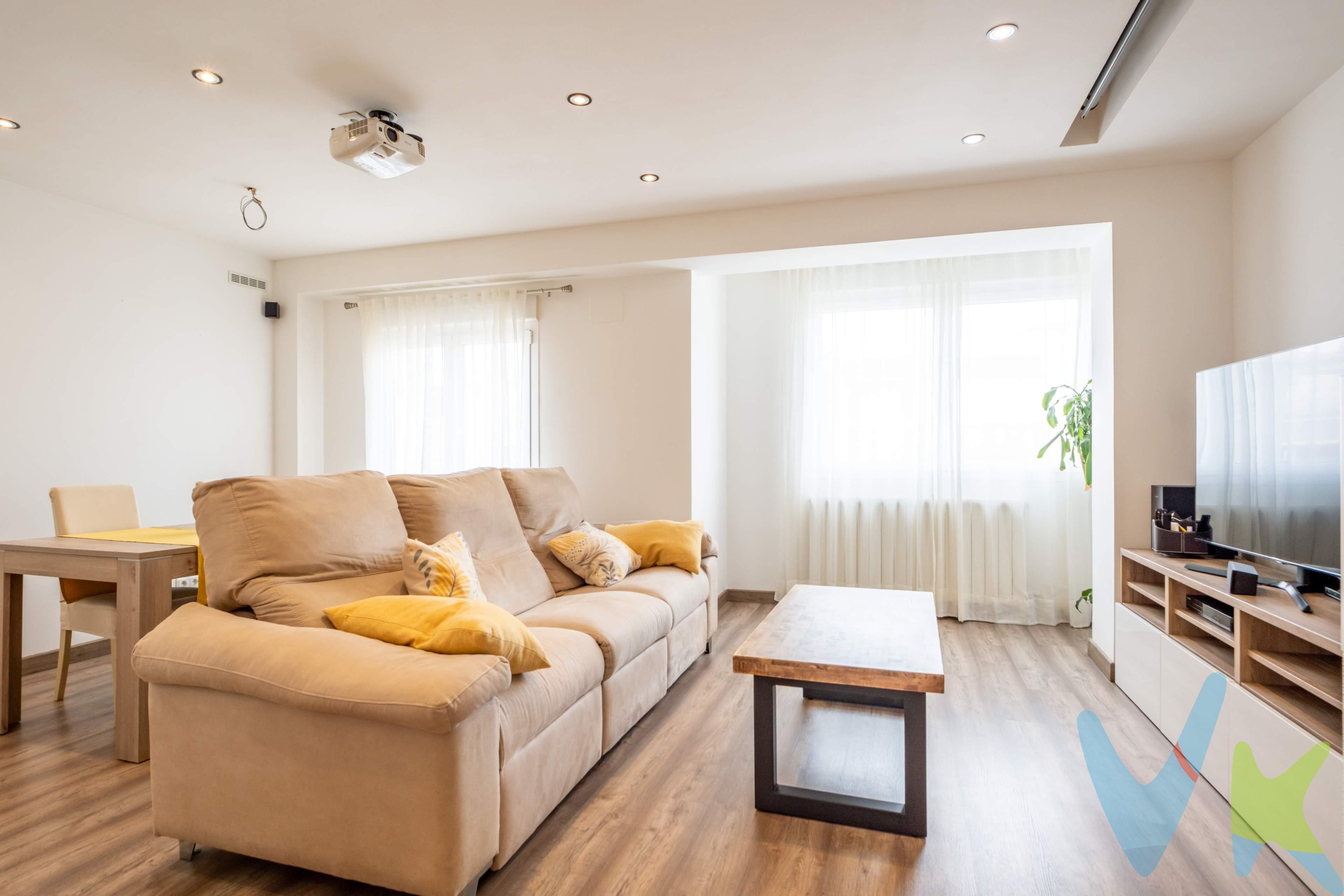 Si buscas una vivienda cuidada al detalle, bonita y donde no tengas que hacer absolutamente nada, lista para coger las maletas y mudarte desde el primer día, este piso situado en la calle Juan Pablo Bonet es la opción perfecta. La vivienda destaca por su estado de conservación impecable, su calidez y una reforma integral completa, pensada para ofrecer la máxima comodidad en el centro de la ciudad.  . Distribución y características:. - Salón-comedor espacioso: Una estancia amplia, muy bonita, acogedora y con excelente entrada de luz natural. -Cocina independiente totalmente equipada: Con diseño moderno, encimera de porcelánico y acabados de gran calidad, combinando durabilidad y funcionalidad.  . -Dormitorio principal: Un espacio amplio, muy bien aprovechado y con un ambiente tranquilo. -Segundo dormitorio / despacho: Una habitación versátil, ideal como segundo dormitorio o como zona de trabajo cómoda e independiente. -Baño completo moderno: Equipado con acabados de calidad y plato de ducha a cota cero.  . Edificio y localización:. La finca cuenta con ascensor a cota cero y se encuentra ubicada en la calle Juan Pablo Bonet, a un paso del Paseo Sagasta, Gran Vía y Fernando el Católico. Una ubicación fantástica rodeada de todos los servicios (colegios, supermercados, transporte público, comercios y zona universitaria). ¡Anímate a dar el paso! Ven a descubrir en persona cada detalle de esta vivienda única y comprueba por qué puede ser tu próximo hogar. Contacta con nosotros hoy mismo y agenda tu visita sin compromiso. *** Gastos e impuestos no incluidos. A título orientativo, en segundas transmisiones, el comprador abonará: Impuesto sobre Transmisiones Patrimoniales (ITP), tipo general en Aragón al 8% (*). Base de cálculo: mayor valor entre precio de compraventa o valor de referencia catastral. Gastos de Notaría y Registro: Aranceles variables según precio, número de copias y complejidad; cálculo según tarifas normativas. Si se precisa hipoteca: Tasación, condiciones y costes bancarios según entidad elegida por el comprador; así como gastos de gestoría y cualesquiera otros inherentes a la compraventa. No se incluyen otros gastos o tributos que puedan por Ley corresponder al comprador. Operación sujeta a doble mediación. Existen honorarios a cargo del comprador, salvo pacto en contrario, no incluidos en PVP. El consumidor conforme a la normativa vigente podrá solicitar información y documentación adicional relativa al inmueble, sus características, condiciones de la operación y del servicio de mediación en la oficina y/o a través de nuestro teléfono de contacto o mail. La agencia actúa exclusivamente como intermediaria en la compraventa, cuyas condiciones, en todo caso, estarán sujetas a la aceptación expresa del vendedor del inmueble y posterior formalización del contrato. La información suministrada se corresponde con la disponible a la fecha de publicación, pudiendo variar en función de las circunstancias o actualizaciones legales, contractuales y fiscales. Anuncio de carácter meramente informativo. Para una información exhaustiva sobre el funcionamiento, tipos impositivos y bonificaciones del ITP en Aragón, puede consultar el portal oficial de la Agencia Tributaria Autonómica. Tarifas notariales y registrales reguladas en el Anexo I del Real Decreto 1426/1989 y Anexo I del Real Decreto 1427/1989, respectivamente. Anuncio no vinculante, puede contener errores.  