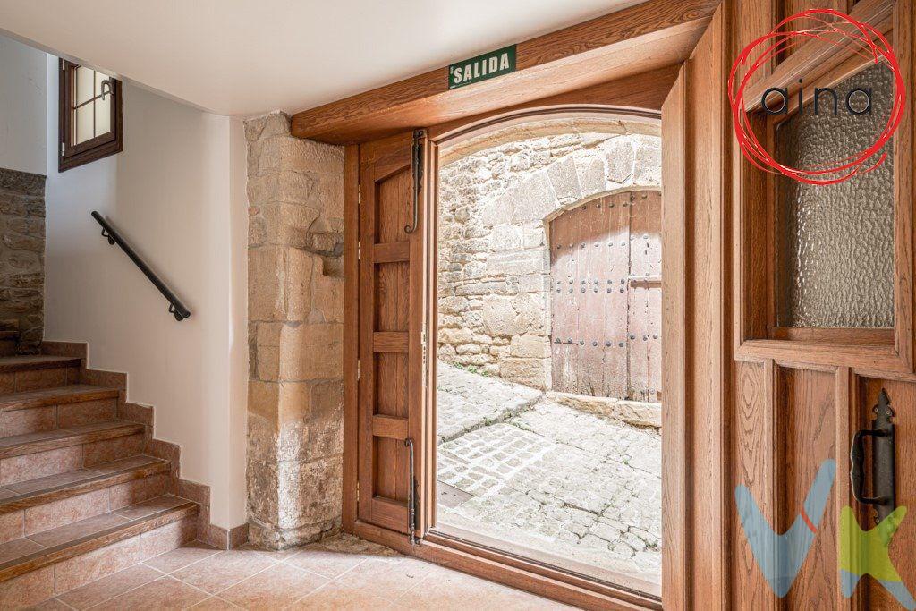 Si desea adquirir una vivienda muy especial en un entorno rural, tranquilo y dentro de un enclave de gran valor histórico; esta casa es sin lugar a dudas la casa que está buscando.  Se trata de una casa que ha sido rehabilitada en su totalidad, absolutamente a estrenar y con las comodidades de una nueva edificación. Sin embargo conserva su valor histórico ya que en la rehabilitación se ha sido extremadamente cuidadosos con los elementos arquitectónicos que le dan esa singularidad, destacando sus muros de piedra que han quedado visibles tanto en el exterior como en el interior de la casa.  Esta vivienda se encuentra enclavada en pleno casco histórico de la Villa medieval de Ujue / Uxue, muy cercana a la Iglesia-Fortaleza de Santa María de Ujue (monumento histórico muy popular y turístico). En este municipio se conserva el aspecto medieval de sus calles, plazas y casas.  En cuanto a la distribución interior de la casa, cuenta con una planta baja destinada a zona común de la vivienda (estar, comedor, aseo y cocina) con acceso a una amplia terraza exterior con vistas panorámicas del entorno. Por otra parte, cuenta con 4 dormitorios que disponen de zona de estar y baño individual a modo de pequeños estudios en las 2 plantas superiores. La planta sótano está destinada a almacén e instalaciones de la casa.  Esta vivienda es perfecta tanto para aquellos que busquen una vivienda en un entorno privilegiado, como para aquellos que deseen una segunda residencia vacacional o de fin de semana, evitando tener que realizar inversiones en rehabilitación y por un coste mucho menor.  También podrá destinarse a un uso de explotación de turismo rural dado que cuenta con las instalaciones y licencias necesarias para comenzar la actividad desde el primer momento.  No lo dude y acuda a conocer esta casa.