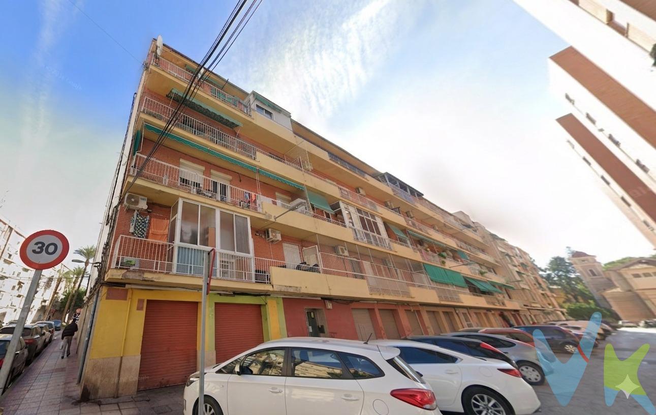 PISO CON INQUILINO · VISTABELLA (MURCIA) · RENTABILIDAD BRUTA APROX. 7 %. (Imágenes tratadas digitalmente y simulaciones orientativas). DESCRIPCIÓN GENERAL. Vivienda orientada a inversores situada en el barrio de Vistabella, junto a la Plaza de Abastos, en una zona urbana consolidada con servicios cercanos y buenas comunicaciones. Su ubicación permite un acceso rápido al Hospital General Universitario Reina Sofía, a zonas verdes y paseos peatonales junto al río Segura y al centro de Murcia, configurando un entorno funcional para el uso residencial diario. La vivienda se comercializa con contrato de arrendamiento en vigor, lo que permite adquirir el inmueble como un activo ya en funcionamiento. Es una opción adecuada para inversores que priorizan la continuidad del alquiler y la estabilidad de ingresos dentro de un segmento de renta moderada. DETALLE PRECIO (el precio publicado en el anuncio incluye honorarios de inmobiliaria). Precio base (sin impuestos ni honorarios): 60.000 €. Honorarios de agencia: 3.630 € (IVA incluido). Otros gastos e impuestos NO incluidos (a cargo del comprador): ITP 7,75% = 4.650 € (tipo general, puede estar bonificado según situación del comprador); notaría y registro aprox. 1–2%= 600–1.200 € (orientativo según arancel y operación); y si hay financiación hipotecaria, los gastos serán los que determine la entidad (tasación, posibles comisiones y, en su caso, gestoría si el banco la exige). VISITAS. No se realizan visitas al interior de la vivienda. La finca se encuentra arrendada y habitada en régimen de alquiler como vivienda habitual, por lo que no es posible efectuar visitas, ni presenciales ni virtuales, en respeto a la relación arrendaticia vigente y a la normativa aplicable. La información se facilita mediante la presente descripción, documentación disponible y material gráfico orientativo. CERTIFICADO  EFICIENCIA ENERGÉTICA. El clasificación energética es provisional en base a las características de la vivienda, e información disponible. El certificado está pendiente de emitirse, una vez se pueda confirmar con una visita técnica. SUPERFICIE Y DISTRIBUCIÓN. Vivienda urbana situada en cuarta planta con ascensor, con una superficie construida aproximada de 75 m², distribuida en vestíbulo, salón‑comedor, tres dormitorios, cocina, baño con ducha y terraza, formando parte de un edificio en régimen de propiedad horizontal. El edificio dispone de un recinto comunitario cerrado, con acceso mediante puerta y mando, habilitado para el estacionamiento de vehículos, con uso comunitario y sin plaza privativa asignada. IMÁGENES. Las imágenes publicadas incluyen fotografías facilitadas por la propiedad que han sido tratadas digitalmente mediante herramientas de inteligencia artificial para mostrar los espacios despejados y ordenados. Parte del material gráfico corresponde a simulaciones orientativas de posible reforma, realizadas a efectos ilustrativos, sin que constituyan proyecto ni compromiso de resultado. La vivienda se transmite en su estado actual. AVISO LEGAL Y EXCLUSIVA. Anuncio meramente informativo y no contractual, sujeto a modificaciones. La información deberá ser comprobada por el comprador antes de formalizar cualquier operación. Por respeto a la propiedad, a la relación arrendaticia existente y a los vecinos, se ruega no contactar directamente ni intentar acceder al inmueble. Agencias que trabajen en red profesional pueden consultar para colaboración.