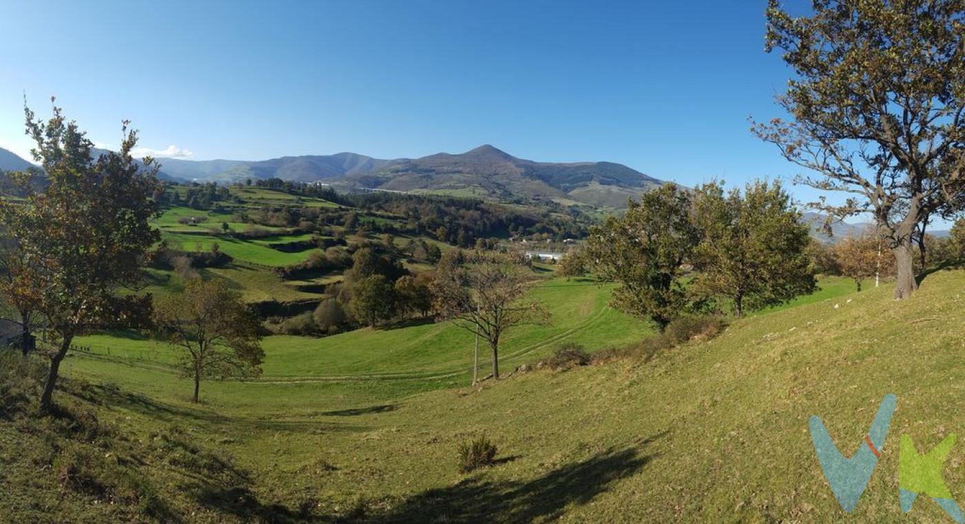 Esta finca rústica de más de 7 hectáreas (400 carros aproximadamente), se encuentra  a aproximadamente 1 km del núcleo del pueblo de Silió (Molledo).  .  Los accesos hasta la finca son buenos, a través de una pista en buen estado que arranca desde la misma carretera general.  .  En la finca hay construida una cuadra con pajar en la planta superior de unos 100m² de planta, que tiene suministro eléctrico.  .  La finca dispone también de manantial propio.  .  La finca está destinada en su totalidad a prado, en su zona más alta encontramos una zona pedregosa en la que hay  varias cajigas.  .  Orográficamente, el prado alterna amplias zonas bastante llanas con otras de pendiente orientadasdas hacia el suroeste.  .  Gastos de la transacción:.  El precio ofertado no incluye impuestos y gastos legales derivados de la compraventa.  .  .  