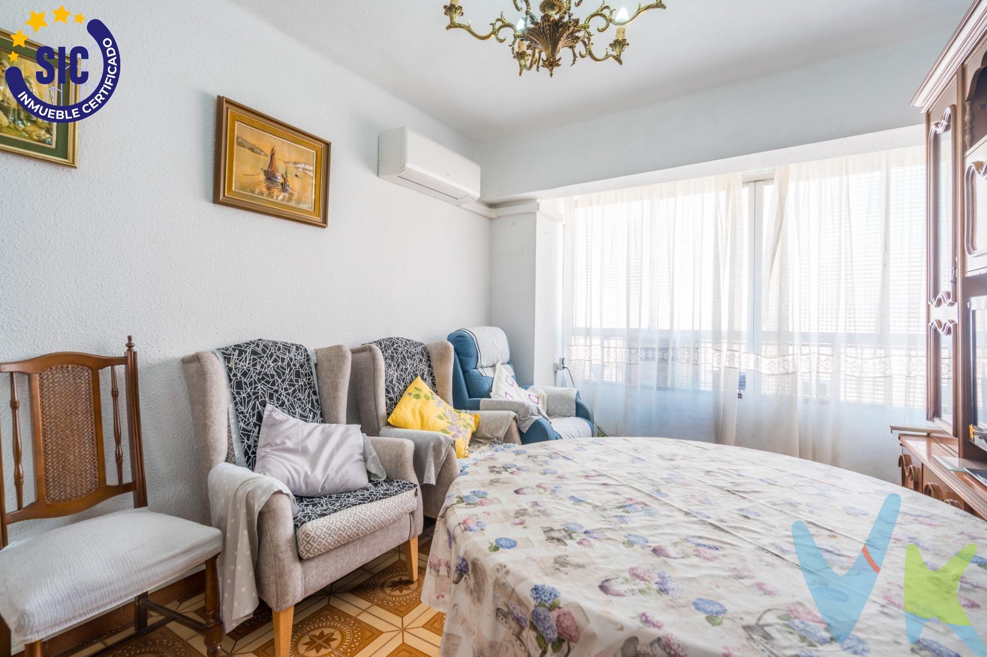 Luminoso piso con ascensor y 3 habitaciones, en una zona perfectamente conectada con Valencia. Ubicado en el barrio de Orriols, esta vivienda lista para entrar a vivir representa una excelente oportunidad tanto para familias como para quienes buscan amplitud, comodidad y una ubicación estratégica a pocos minutos del centro de Valencia. La vivienda dispone de aire acondicionado en comedor, cocina independiente, tres habitaciones ,dos dobles y una individual con armario empotrado de tres puertas, ascensor y una distribución cómoda y funcional, ideal para el día a día. Su estado permite entrar a vivir desde el primer momento. Uno de los grandes atractivos de la zona es su excelente conexión mediante tranvía, autobuses y rápidas salidas hacia cualquier punto de la ciudad, además de contar con todos los servicios alrededor: supermercados, colegios, comercios, centros deportivos y zonas verdes. Muy cerca encontrarás Parque Orriols, una amplia zona ajardinada junto al estadio Ciutat de València con espacios deportivos, piscina, pistas de pádel, tenis y zonas infantiles. La zona dispone además de excelentes servicios de proximidad como Mercadona, Lidl, Supercor y conexión cercana con tranvía mediante Orriols. Orriols destaca por su vida de barrio, su comodidad y su cercanía inmediata a Valencia capital, convirtiéndose en una opción cada vez más buscada por quienes quieren vivir cerca del centro con todos los servicios al alcance. Una vivienda práctica, bien ubicada y con muchísimo potencial en una de las zonas mejor conectadas de Valencia. Este inmueble se comercializa en exclusiva por expreso encargo de la propiedad, garantizando así una gestión profesional, una información clara y un proceso de compra seguro y transparente para todas las partes.