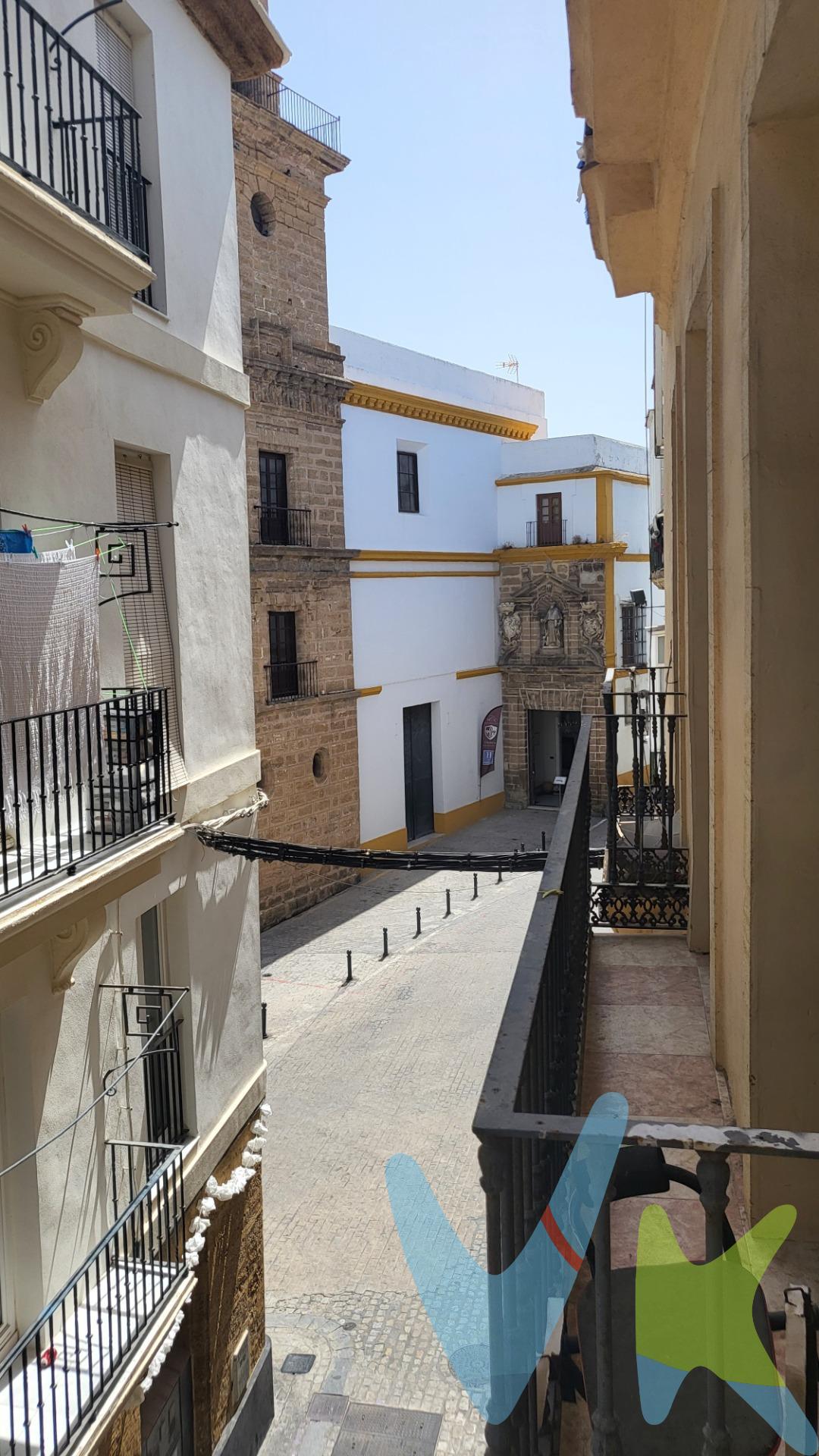 Junto al Ayuntamiento de Cádiz y a pocos minutos de la playa Santa Maria del Mar, le ofrecemos esta vivienda situada en la segunda planta de la finca clasica rehabilitada en 1995. Dispone de tres dormitorios, salon, cocina y un baño. Exterior a la calle con dos balcones. Luminoso y ventilado. Cercania a la estacion de trenes y del muelle.