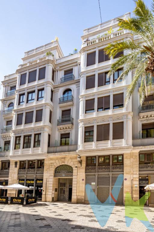 Garaje en venta en Ciutat Vella - Sant Francesc, Plaza Mariano BenlliureSe vende plaza de garaje en el barrio de Ciutat Vella - Sant Francesc, Valencia. Ubicada en un edificio moderno de 2010, cuenta con 10,65 m² útiles , ofreciendo espacio suficiente para un coche de 5,25 de largo por 2,\'03 de ancho y un alto de 1,95.El acceso es con una máquina automática facilitando el aparcamiento, ya que dejas el coche en la máquina y lo baja sólo.Situado en una zona céntrica con alta demanda de aparcamiento, es una buena opción tanto para uso propio como para inversión.Para más información o concertar una visita, contacte con nosotros.