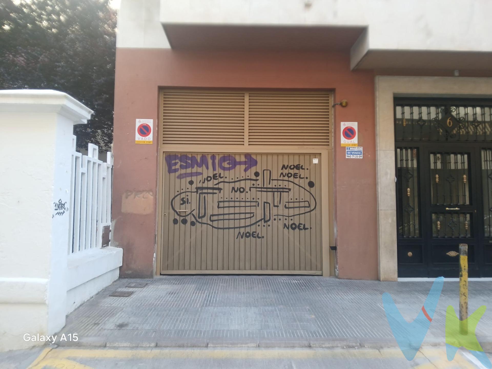 En zona de gran demanda de estacionamiento, ponemos a la venta esta plaza de garaje, junto a la gasolinera de la avenida del cid. Aunque sus dimensiones son generosas (3.13x4.35m), la altura es limitada pues está bajo la rampa de garaje. en su parte más baja son 1,35 m de altura y en la más alta 1.85. La altura máxima de un vehículo seria 1.40 si es un coche. Seria apta también para aparcar 2 motos y aun sobraría espacio al fondo para cubrir tus necesidades de espacio. pregúntanos sin compromiso. Por mandato expreso del propietario, comercializamos este inmueble en exclusiva, lo que garantiza el acceso a toda la información, a un servicio de calidad, un trato fácil, sencillo y sin interferencias a terceros. Por este motivo, se ruega no molestar al propietario, a los ocupantes de la propiedad, o a los vecinos. Muchas gracias por su comprensión. Si usted es agente inmobiliario y tiene un cliente para este inmueble, llámenos, estaremos encantados de colaborar. En el precio indicado en este anuncio no están incluidos los gastos propios de la compraventa, tales como impuestos aplicables y gastos de Notaría, registro, o gestoría, honorarios de la inmobiliaria (que son compartidos entre comprador y vendedor), ETC. El anuncio, aunque es fiel reflejo de la información contrastada por esta empresa, puede contener errores y no tiene carácter contractual. El anuncio, aunque es fiel reflejo de la información contrastada por esta empresa, puede contener errores y no tiene carácter contractual.
