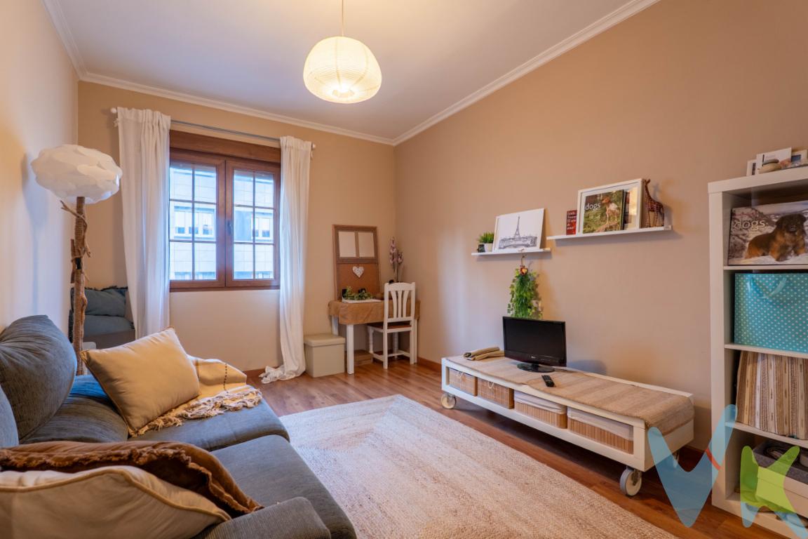 Ponemos a la venta esta preciosa vivienda de 3 dormitorios, salón-cocina y baño, con un trastero de más de 10m2, y con la excepcionalidad de tener un pequeña parcela dentro de las zonas comunes del edificio, Se trata de una propiedad muy luminosa, gracias a su orientacion Sur en dos de las estancias, y las otras dos estancias dan a la zona privativa donde se encuentra el trozo de parcela. La vivienda está en muy buen estado, totalmente reformado, con mucho gusto, actual y muy acogedora. Aunque el edificio no tiene ascensor, las virtudes que tiene la vivienda compensan la falta de este medio. En un barrio totalmente consolidado, a 10 minutos de la playa de San Lorenzo y del parque de Begoña, con muchos centros educativos tanto públicos como concertados, Centro Municipal, Centro de Salud, y comercios de toda índole para hacer mucho más comoda la vida diaria. Ideal para hacer tu vivienda habitual o como inversión. No lo dudes más, llámanos, estaremos encantados de enseñartela.Informamos a nuestros clientes compradores que en el precio de venta no se incluyen los siguientes conceptos: honorarios de la agencia al comprador, ni el impuesto de transmisiones patrimoniales ni otros gastos de la compraventa (registro de la propiedad, notaría, etc)