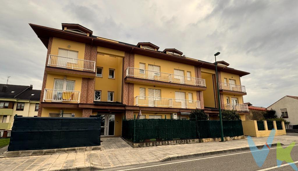  Dúplex con vistas al mar en Suances . Si buscas una vivienda cómoda, luminosa y bien ubicada, este dúplex lo tiene todo. Situado en una zona tranquila, pero a solo dos minutos de todos los servicios, ofrece el equilibrio perfecto entre calma y vida diaria. Además, la parada de autobús está justo al lado del portal, la zona es muy cómoda para aparcar y permite moverte andando sin necesidad de transporte. Distribución funcional y muy bien aprovechada. Planta baja:. -Cocina independiente, práctica y luminosa. -Balcón, ideal para desayunos al aire libre. -Aseo, un plus de comodidad para el día a día y las visitas. Planta superior:. -Salón amplio y luminoso, perfecto como zona de descanso. -3 habitaciones, bien distribuidas y versátiles. Dos balcones:. - Uno con vistas al mar, para disfrutar del entorno costero. - Otro en la habitación principal, con vistas a la montaña, aportando tranquilidad y luz natural. - Baño completo con bañera, cómodo y funcional.  Por qué destaca esta vivienda:. -Doble orientación con vistas al mar y a la montaña. Zona residencial silenciosa y agradable. Todos los servicios, playas y centro a pocos minutos. Ideal como vivienda habitual, segunda residencia o inversión, gracias a la alta demanda en Suances. Un dúplex pensado para disfrutar del confort, la ubicación y el privilegio de vivir entre el mar y la montaña.  Contáctanos y ven a descubrirlo: una oportunidad que merece la pena ver en persona. Gastos de la transacción: . Compra sujeta al Impuesto de Transmisiones Patrimoniales. El adquiriente se hará cargo del coste de la escritura y su inscripción en el registro de la Propiedad. 